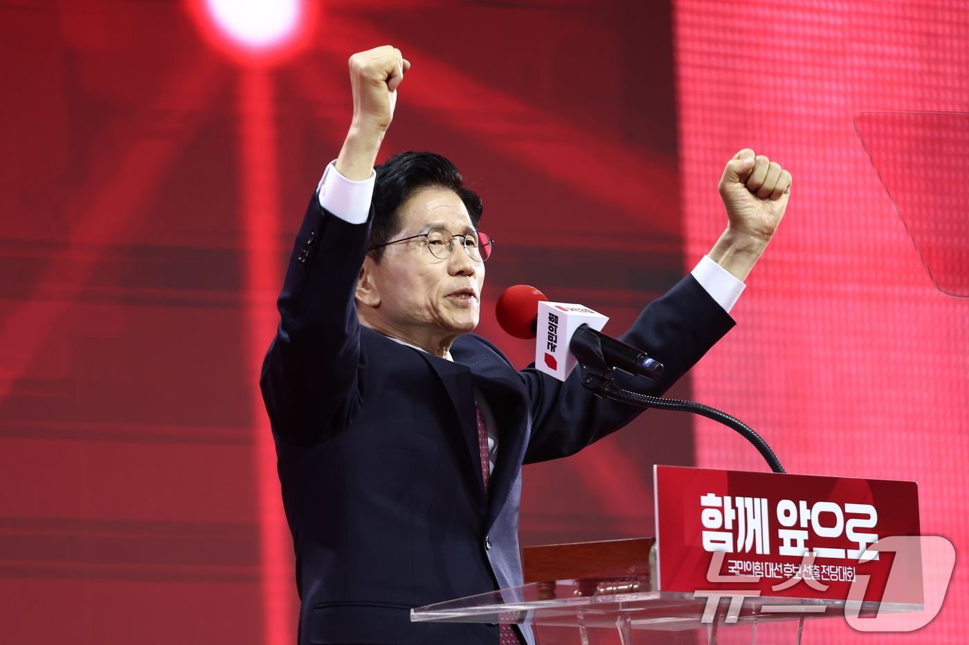 (고양=뉴스1) 김민지 기자 = 제21대 대통령선거 국민의힘 후보자로 선출된 김문수 후보가 3일 경기 고양시 킨텍스에서 열린 5차 전당대회에서 수락연설을 하고 있다. 2025.5. …