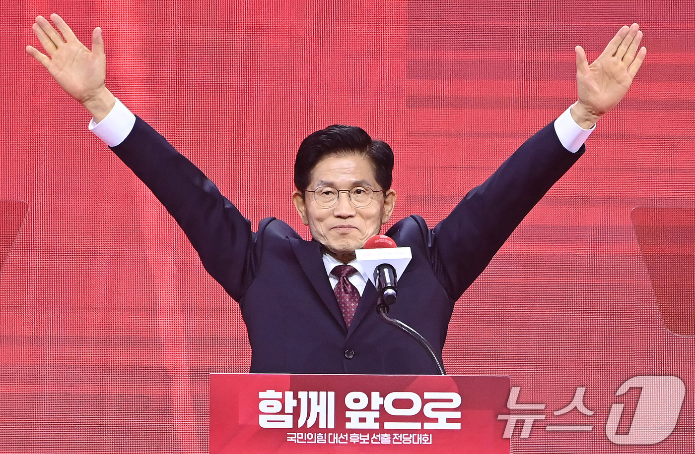 (고양=뉴스1) 이광호 기자 = 김문수 국민의힘 대통령 후보가 3일 경기 고양시 킨텍스에서 열린 5차 전당대회에서 최종 후보로 확정된 뒤 두손을 번쩍 들고 있다. (공동취재) 20 …