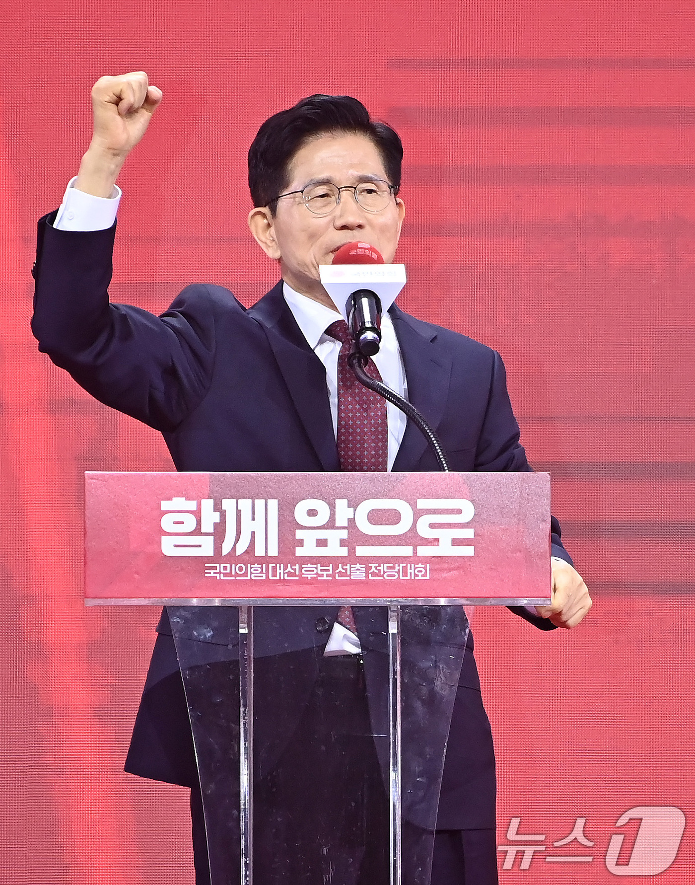 (고양=뉴스1) 이광호 기자 = 김문수 국민의힘 대통령 후보가 3일 경기 고양시 킨텍스에서 열린 5차 전당대회에서 최종 후보로 확정된 뒤 수락 연설을 하고 있다. (공동취재) 20 …