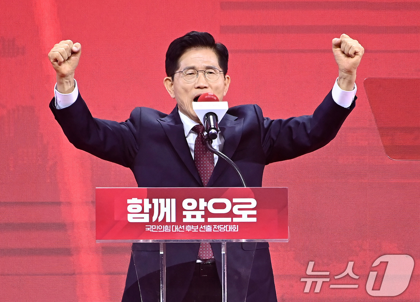 (고양=뉴스1) 이광호 기자 = 김문수 국민의힘 대통령 후보가 3일 경기 고양시 킨텍스에서 열린 5차 전당대회에서 최종 후보로 확정된 뒤 수락 연설을 하고 있다. (공동취재) 20 …