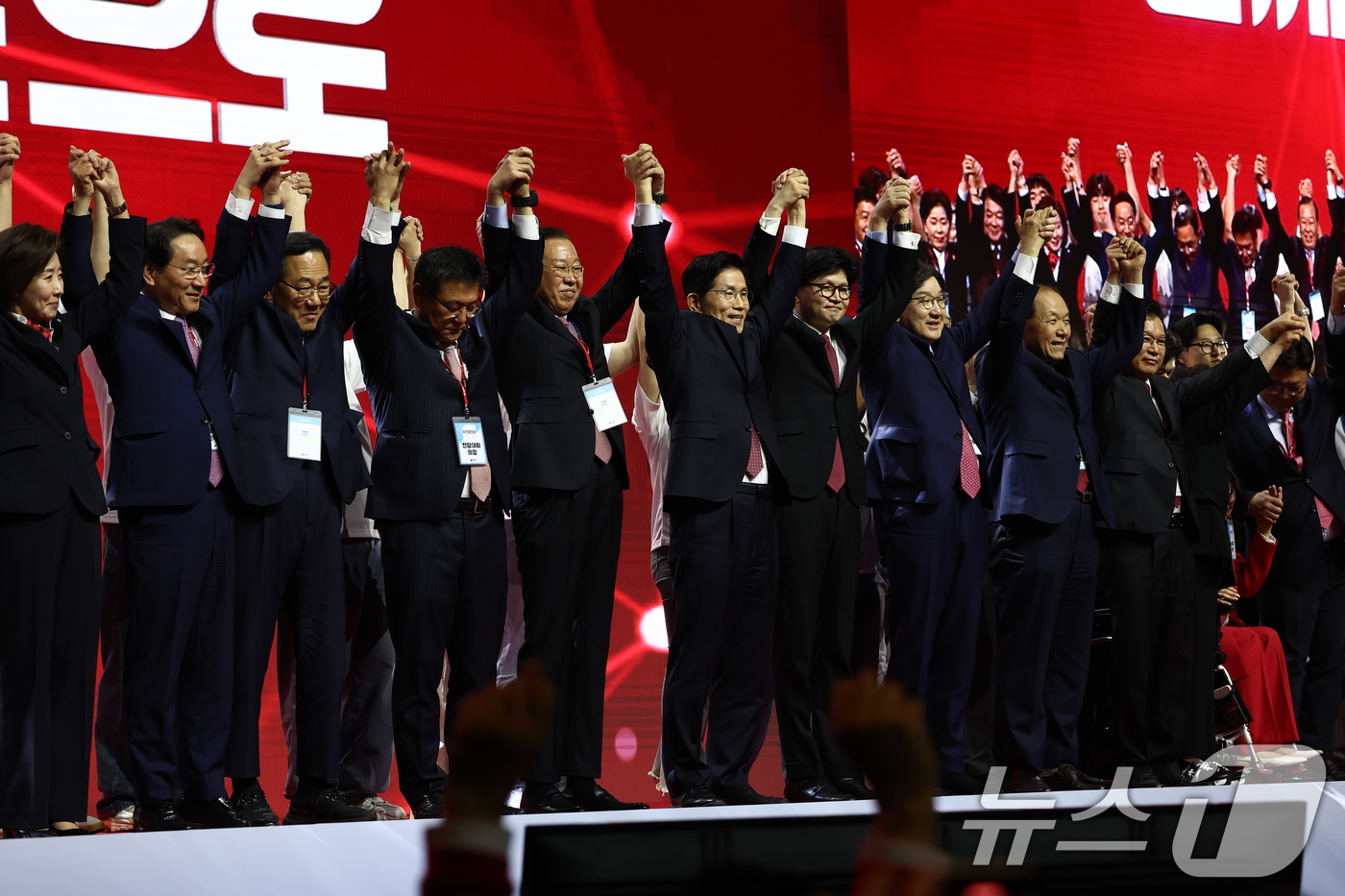 (고양=뉴스1) 김민지 기자 = 김문수 국민의힘 대통령 후보가 3일 경기 고양시 킨텍스에서 열린 5차 전당대회에서 최종 후보로 확정된 뒤 한동훈 대선 경선후보 및 당 지도부와 손을 …