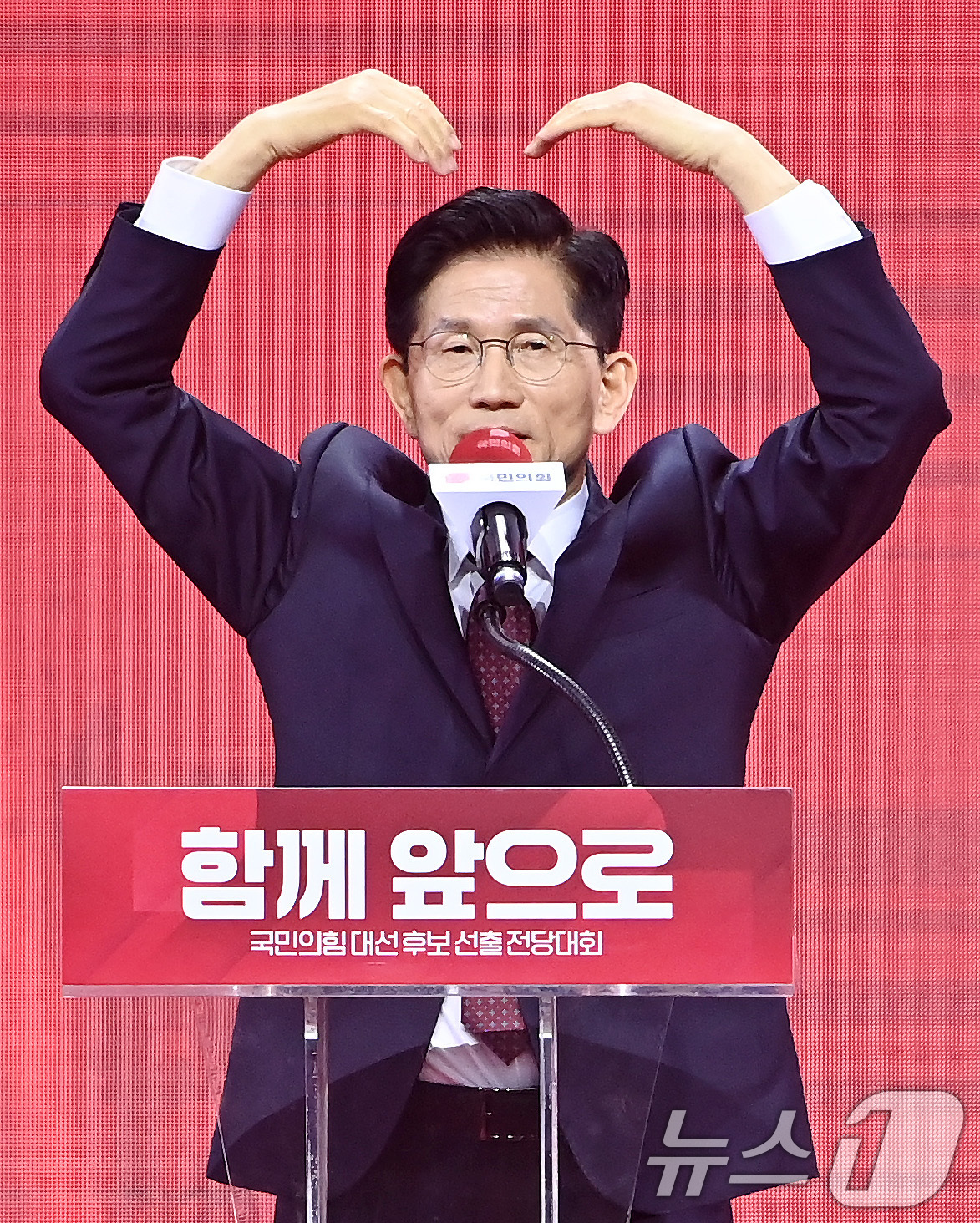 (고양=뉴스1) 이광호 기자 = 김문수 국민의힘 대통령 후보가 3일 경기 고양시 킨텍스에서 열린 5차 전당대회에서 최종 후보로 확정된 뒤 수락 연설을 하고 있다. (공동취재) 20 …