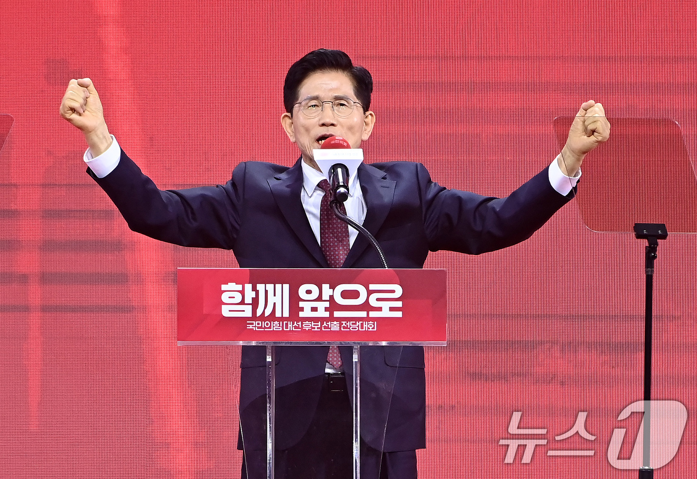 (고양=뉴스1) 이광호 기자 = 김문수 국민의힘 대통령 후보가 3일 경기 고양시 킨텍스에서 열린 5차 전당대회에서 최종 후보로 확정된 뒤 수락 연설을 하고 있다. (공동취재) 20 …