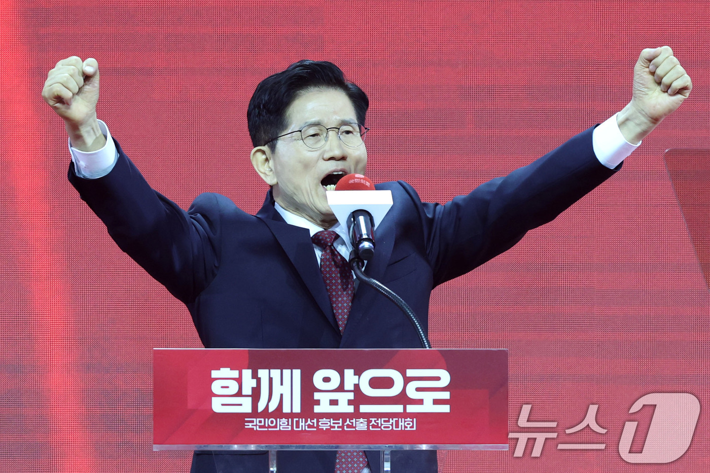 (고양=뉴스1) 이광호 기자 = 제21대 대통령선거 국민의힘 후보자로 선출된 김문수 후보가 3일 경기 고양시 킨텍스에서 열린 5차 전당대회에서 수락연설을 하고 있다. 2025.5. …