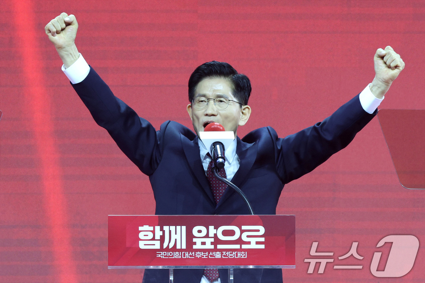 (고양=뉴스1) 이광호 기자 = 제21대 대통령선거 국민의힘 후보자로 선출된 김문수 후보가 3일 경기 고양시 킨텍스에서 열린 5차 전당대회에서 수락연설을 하고 있다. 2025.5. …