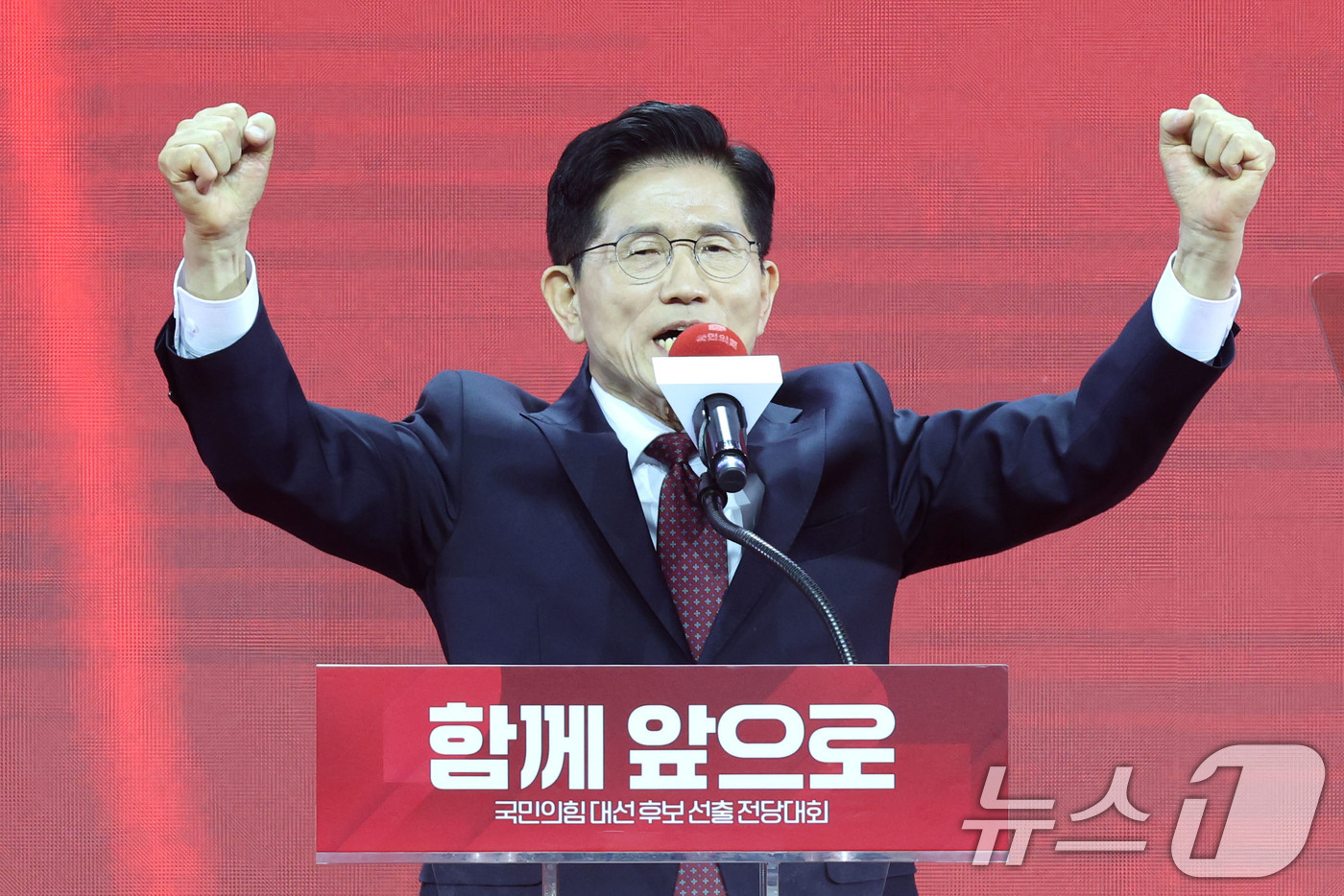 (고양=뉴스1) 이광호 기자 = 제21대 대통령선거 국민의힘 후보자로 선출된 김문수 후보가 3일 경기 고양시 킨텍스에서 열린 5차 전당대회에서 수락연설을 하고 있다. 2025.5. …