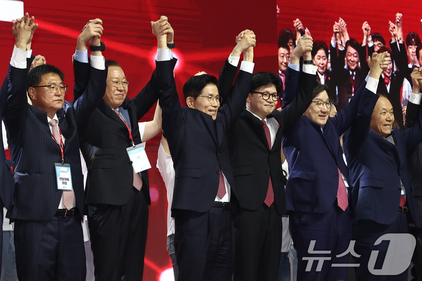 (고양=뉴스1) 김민지 기자 = 김문수 국민의힘 대통령 후보가 3일 경기 고양시 킨텍스에서 열린 5차 전당대회에서 최종 후보로 확정된 뒤 한동훈 대선 경선후보 및 당 지도부와 손을 …