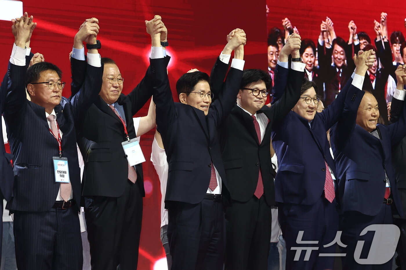 본문 이미지 - 김문수 국민의힘 대통령 후보가 3일 경기 고양시 킨텍스에서 열린 5차 전당대회에서 최종 후보로 확정된 뒤 한동훈 대선 경선후보 및 당 지도부와 손을 번쩍 들고 있다. 2025.5.3/뉴스1 ⓒ News1 김민지 기자