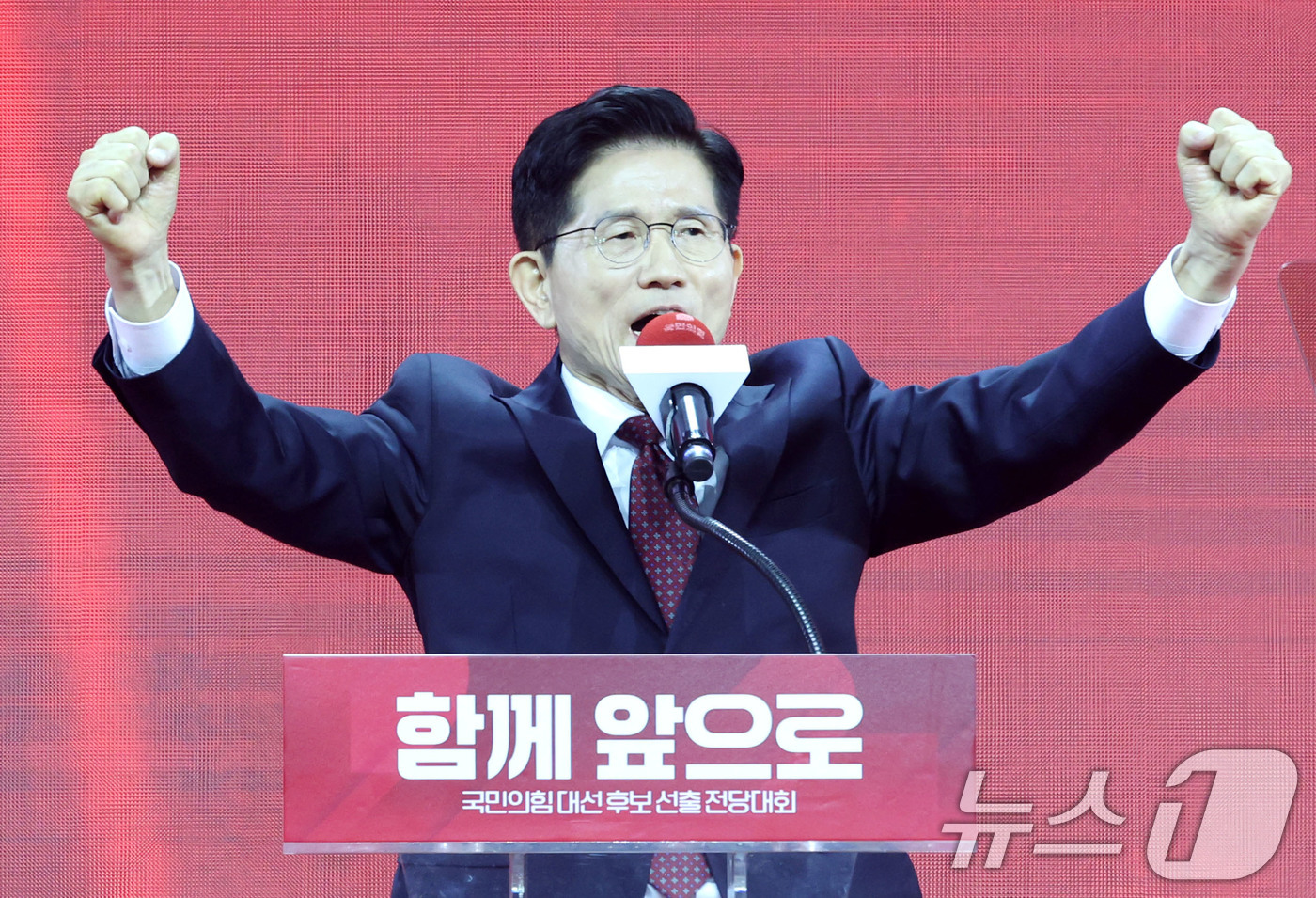 (고양=뉴스1) 이광호 기자 = 제21대 대통령선거 국민의힘 후보자로 선출된 김문수 후보가 3일 경기 고양시 킨텍스에서 열린 5차 전당대회에서 수락연설을 하고 있다. 2025.5. …