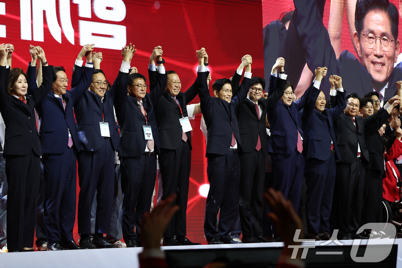 (고양=뉴스1) 김민지 기자 = 김문수 국민의힘 대통령 후보가 3일 경기 고양시 킨텍스에서 열린 5차 전당대회에서 최종 후보로 확정된 뒤 한동훈 대선 경선후보 및 당 지도부와 손을 …