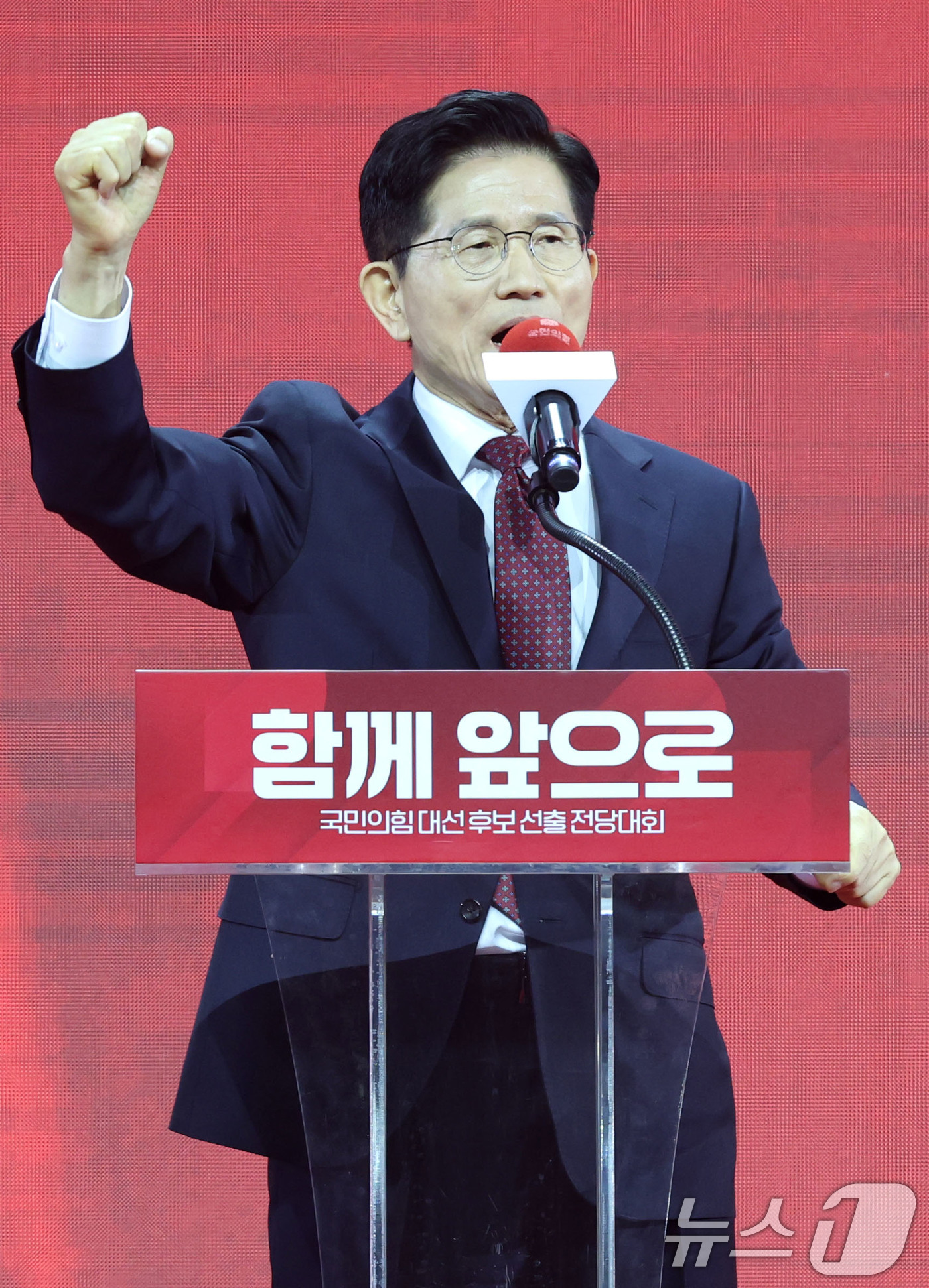 (고양=뉴스1) 이광호 기자 = 제21대 대통령선거 국민의힘 후보자로 선출된 김문수 후보가 3일 경기 고양시 킨텍스에서 열린 5차 전당대회에서 수락연설을 하고 있다. 2025.5. …