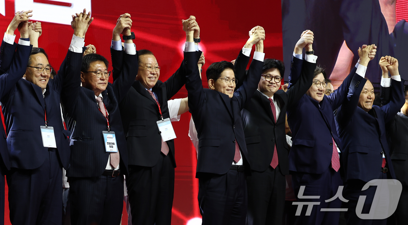 (고양=뉴스1) 김민지 기자 = 김문수 국민의힘 대통령 후보가 3일 경기 고양시 킨텍스에서 열린 5차 전당대회에서 최종 후보로 확정된 뒤 한동훈 대선 경선후보 및 당 지도부와 손을 …
