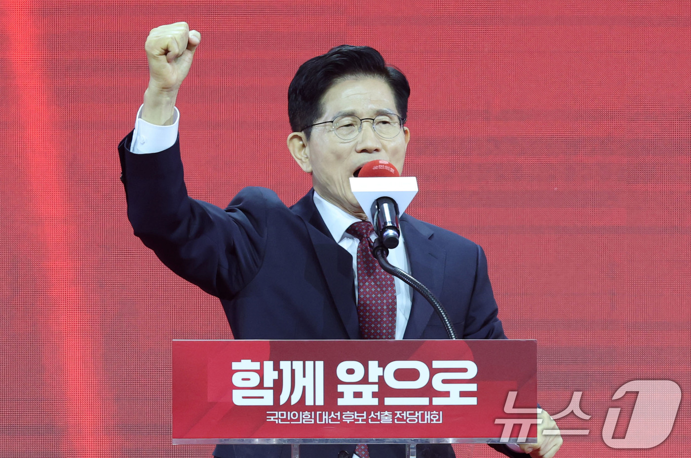 (고양=뉴스1) 이광호 기자 = 제21대 대통령선거 국민의힘 후보자로 선출된 김문수 후보가 3일 경기 고양시 킨텍스에서 열린 5차 전당대회에서 수락연설을 하고 있다. 2025.5. …