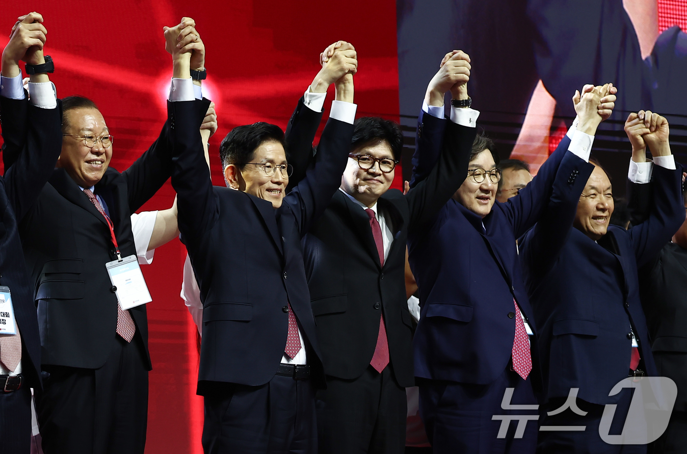 (고양=뉴스1) 김민지 기자 = 김문수 국민의힘 대통령 후보가 3일 경기 고양시 킨텍스에서 열린 5차 전당대회에서 최종 후보로 확정된 뒤 한동훈 대선 경선후보 및 당 지도부와 손을 …