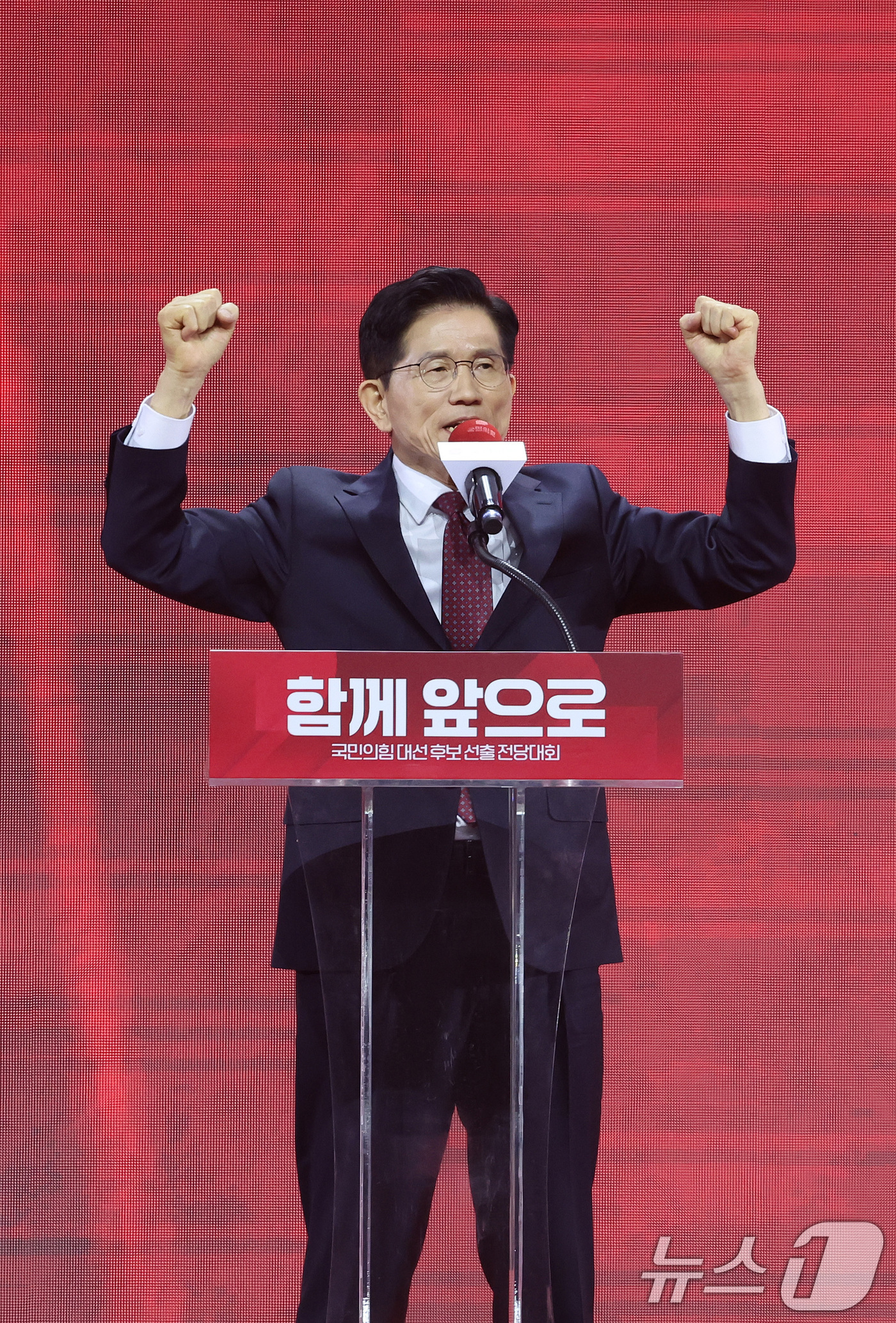 (고양=뉴스1) 이광호 기자 = 제21대 대통령선거 국민의힘 후보자로 선출된 김문수 후보가 3일 경기 고양시 킨텍스에서 열린 5차 전당대회에서 수락연설을 하고 있다. (공동취재) …