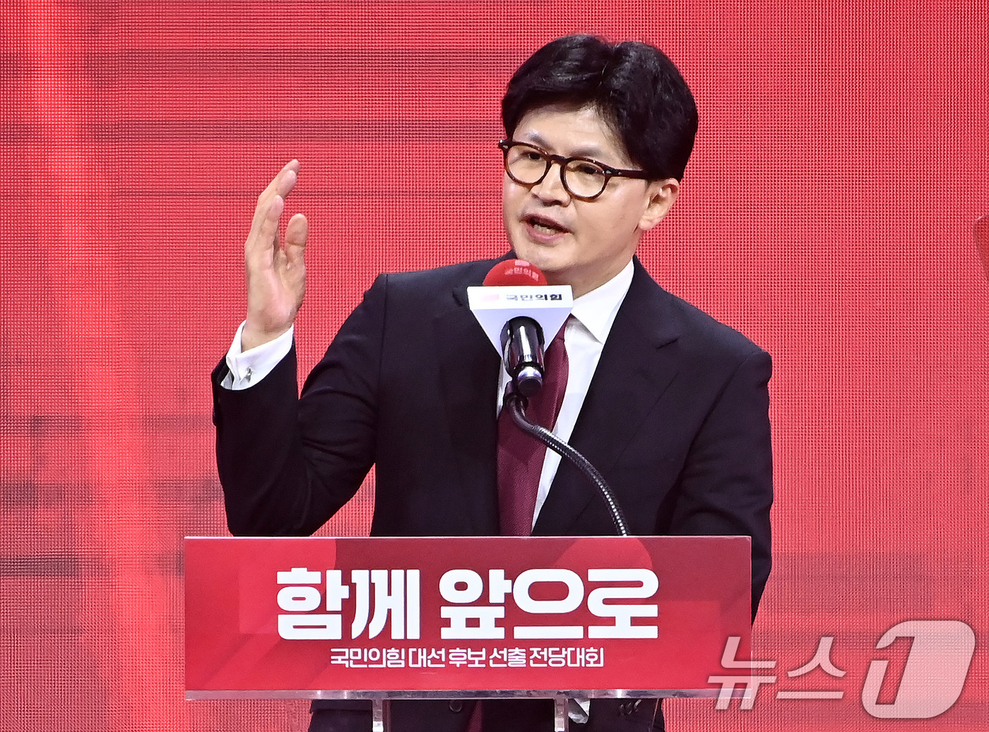 (고양=뉴스1) 이광호 기자 = 한동훈 국민의힘 대선 경선 후보가 3일 경기 고양시 킨텍스에서 열린 5차 전당대회에서 승복 연설을 하고 있다. (공동취재) 2025.5.3/뉴스1