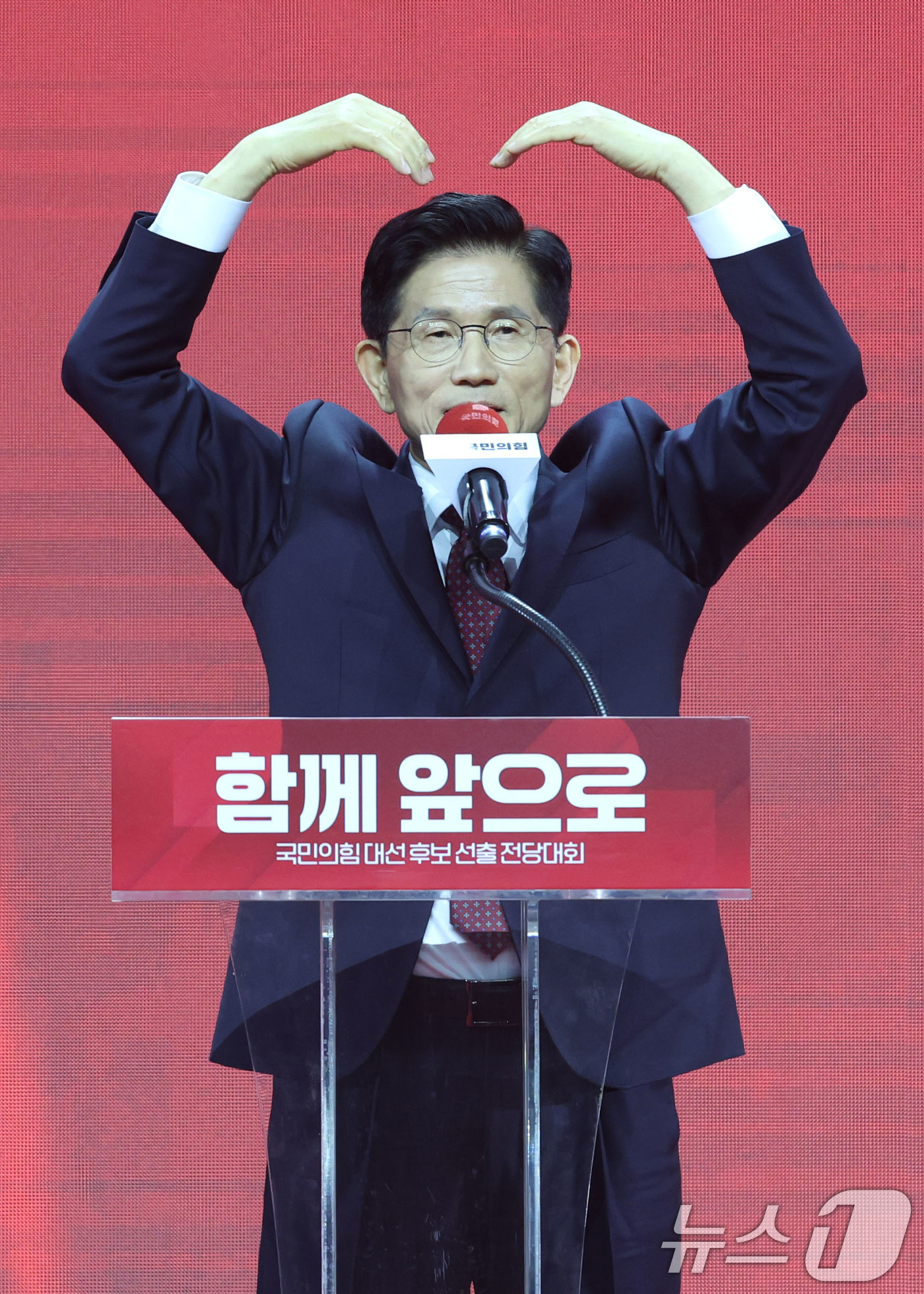 (고양=뉴스1) 이광호 기자 = 제21대 대통령선거 국민의힘 후보자로 선출된 김문수 후보가 3일 경기 고양시 킨텍스에서 열린 5차 전당대회에서 수락연설을 하고 있다. 2025.5. …