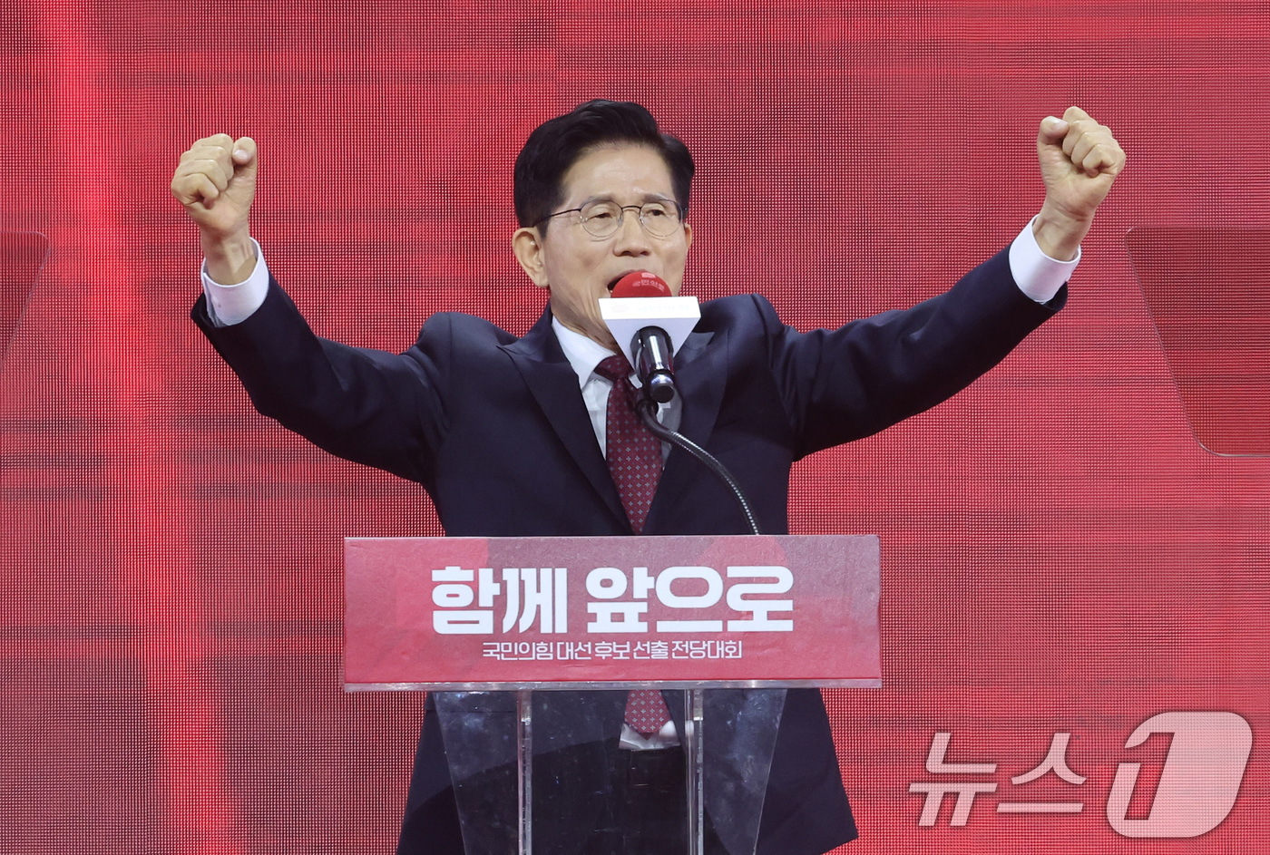 (고양=뉴스1) 이광호 기자 = 제21대 대통령선거 국민의힘 후보자로 선출된 김문수 후보가 3일 경기 고양시 킨텍스에서 열린 5차 전당대회에서 수락연설을 하고 있다. (공동취재) …