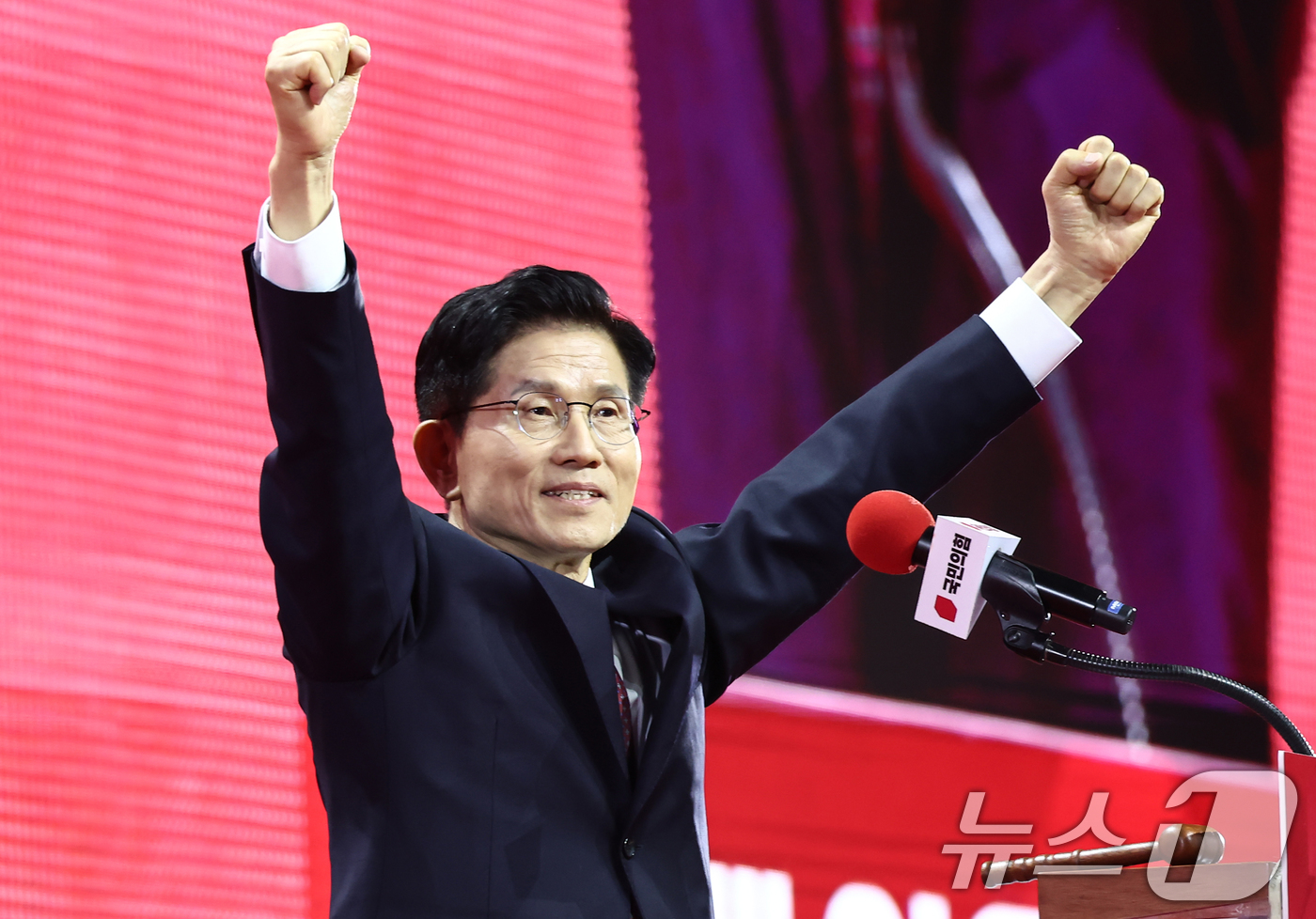 (고양=뉴스1) 김민지 기자 = 김문수 국민의힘 대통령 후보가 3일 경기 고양시 킨텍스에서 열린 5차 전당대회에서 최종 후보로 확정된 뒤 두 손을 번쩍 들어보이고 있다. 2025. …