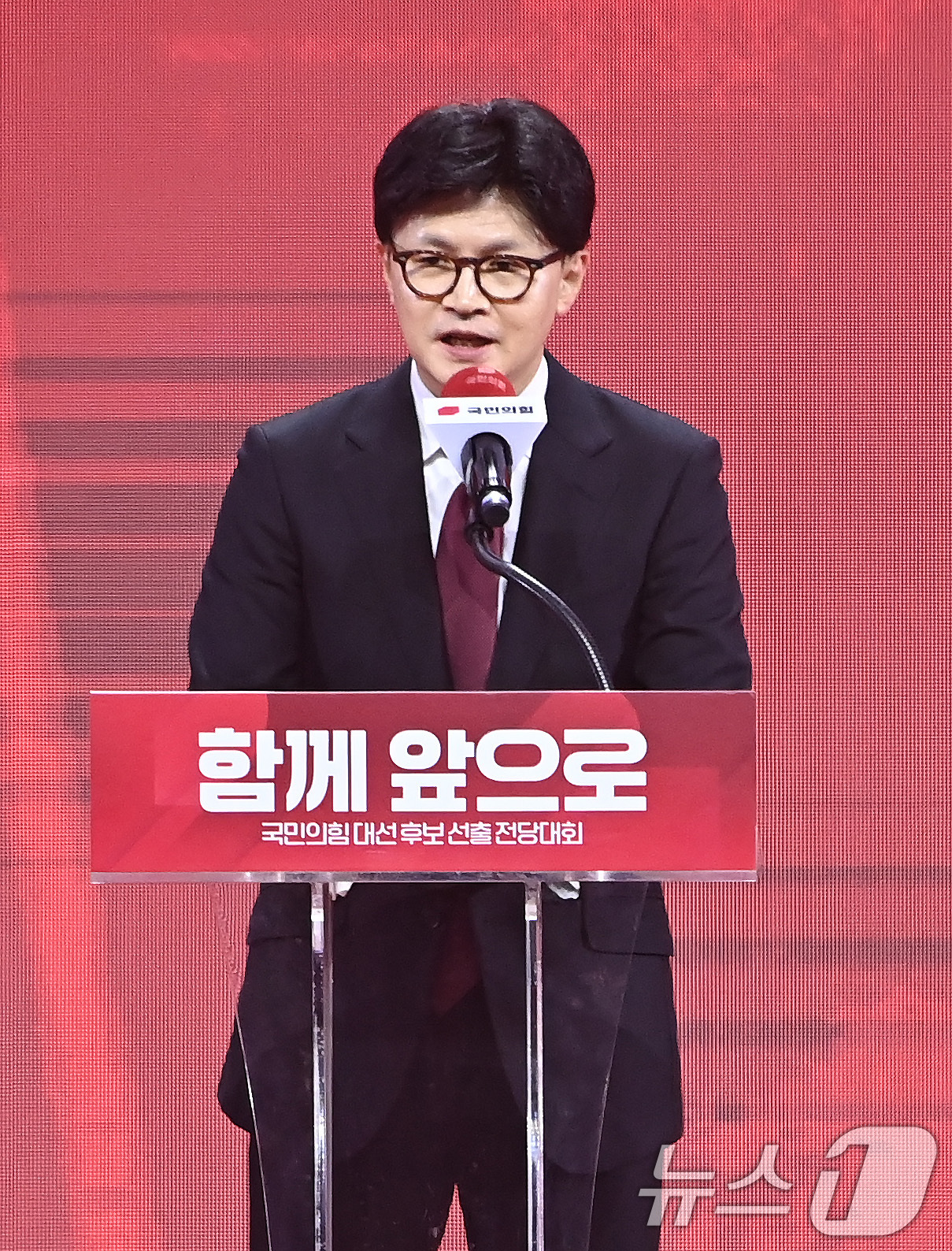 (고양=뉴스1) 이광호 기자 = 한동훈 국민의힘 대선 경선 후보가 3일 경기 고양시 킨텍스에서 열린 5차 전당대회에서 승복 연설을 하고 있다. (공동취재) 2025.5.3/뉴스1