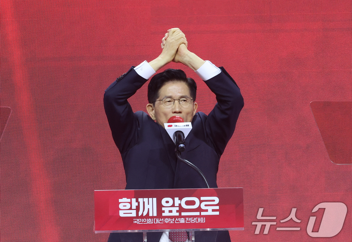 (고양=뉴스1) 이광호 기자 = 김문수 국민의힘 대통령 후보가 3일 오후 경기 고양시 킨텍스에서 열린 5차 전당대회에서 수락연설을 하고 있다. (공동취재) 2025.5.3/뉴스1