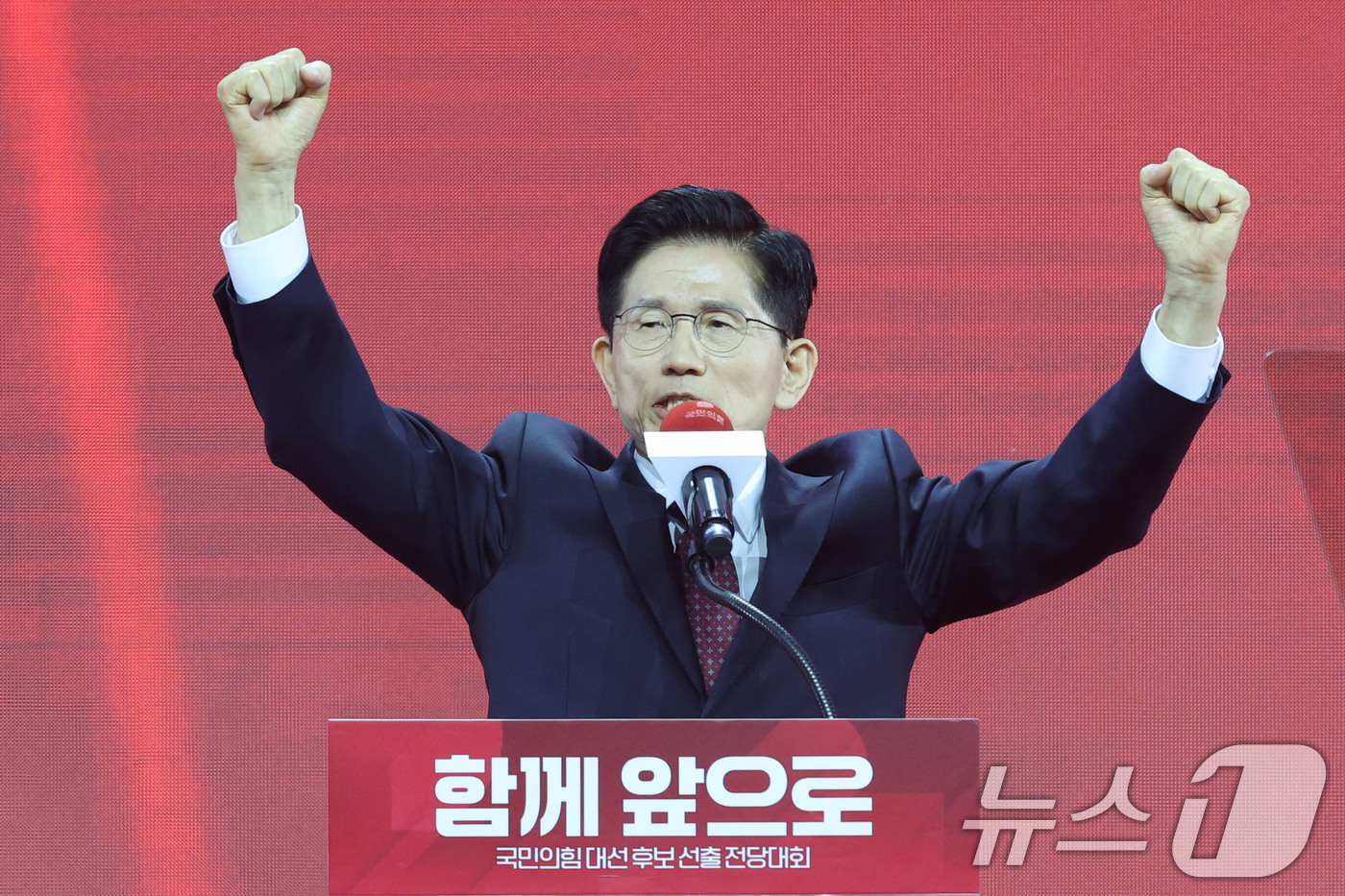 (고양=뉴스1) 이광호 기자 = 제21대 대통령선거 국민의힘 후보자로 선출된 김문수 후보가 3일 경기 고양시 킨텍스에서 열린 5차 전당대회에서 수락연설을 하고 있다. 2025.5. …