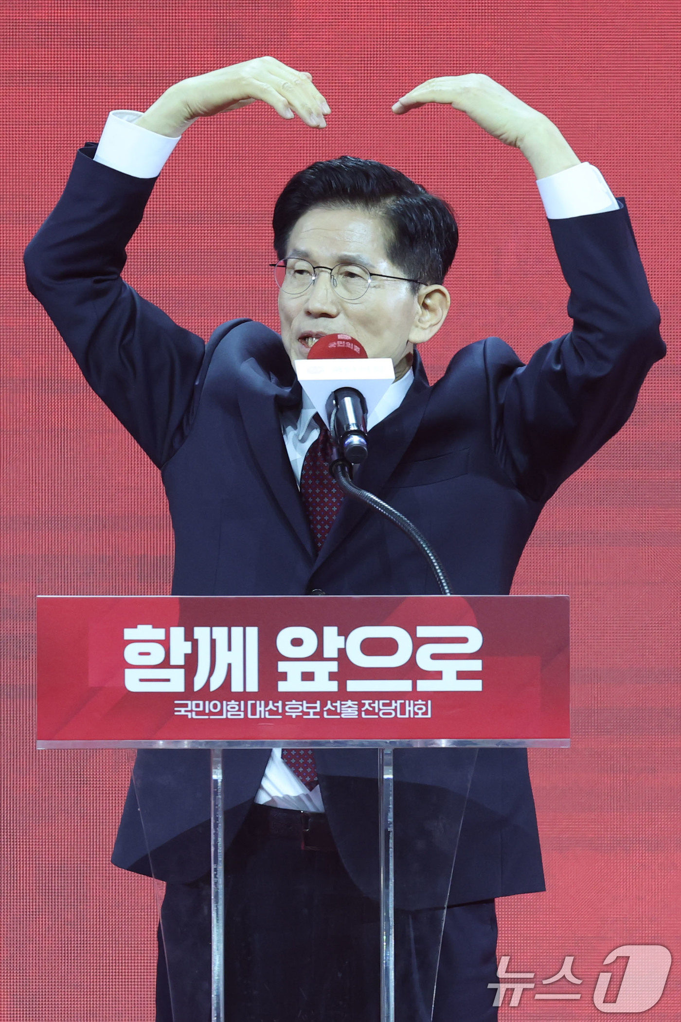 (고양=뉴스1) 이광호 기자 = 제21대 대통령선거 국민의힘 후보자로 선출된 김문수 후보가 3일 경기 고양시 킨텍스에서 열린 5차 전당대회에서 수락연설을 하고 있다. 2025.5. …