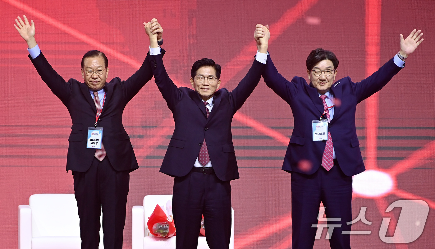 (고양=뉴스1) 이광호 기자 = 김문수 국민의힘 대통령 후보가 3일 오후 경기 고양시 킨텍스에서 열린 5차 전당대회에서 최종 후보로 확정된 뒤 권영세 비대위원장, 권성동 원내대표와 …