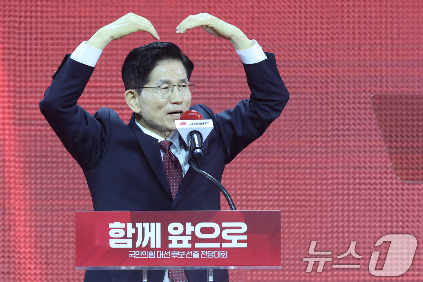 (고양=뉴스1) 이광호 기자 = 제21대 대통령선거 국민의힘 후보자로 선출된 김문수 후보가 3일 경기 고양시 킨텍스에서 열린 5차 전당대회에서 수락연설을 하고 있다. 2025.5. …