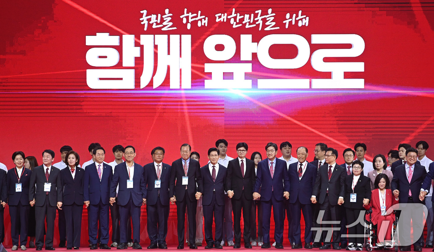 (고양=뉴스1) 이광호 기자 = 김문수 국민의힘 대통령 후보가 3일 오후 경기 고양시 킨텍스에서 열린 5차 전당대회에서 최종 후보로 확정된 뒤 한동훈 대선 경선 후보 및 주요 당직 …