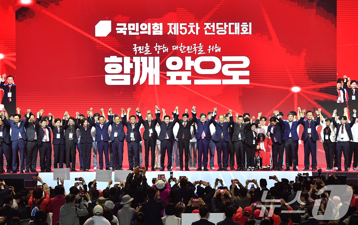 (고양=뉴스1) 이광호 기자 = 김문수 국민의힘 대통령 후보가 3일 오후 경기 고양시 킨텍스에서 열린 5차 전당대회에서 최종 후보로 확정된 뒤 한동훈 대선 경선 후보 및 주요 당직 …