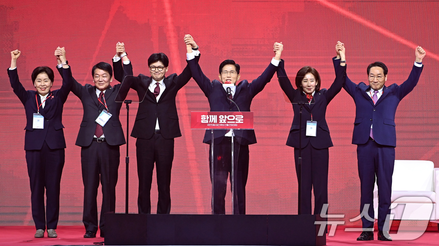 (고양=뉴스1) 이광호 기자 = 김문수 국민의힘 대통령 후보가 3일 오후 경기 고양시 킨텍스에서 열린 5차 전당대회에서 최종 후보로 확정된 뒤 기념 촬영하고 있다. 왼쪽부터 양향자 …