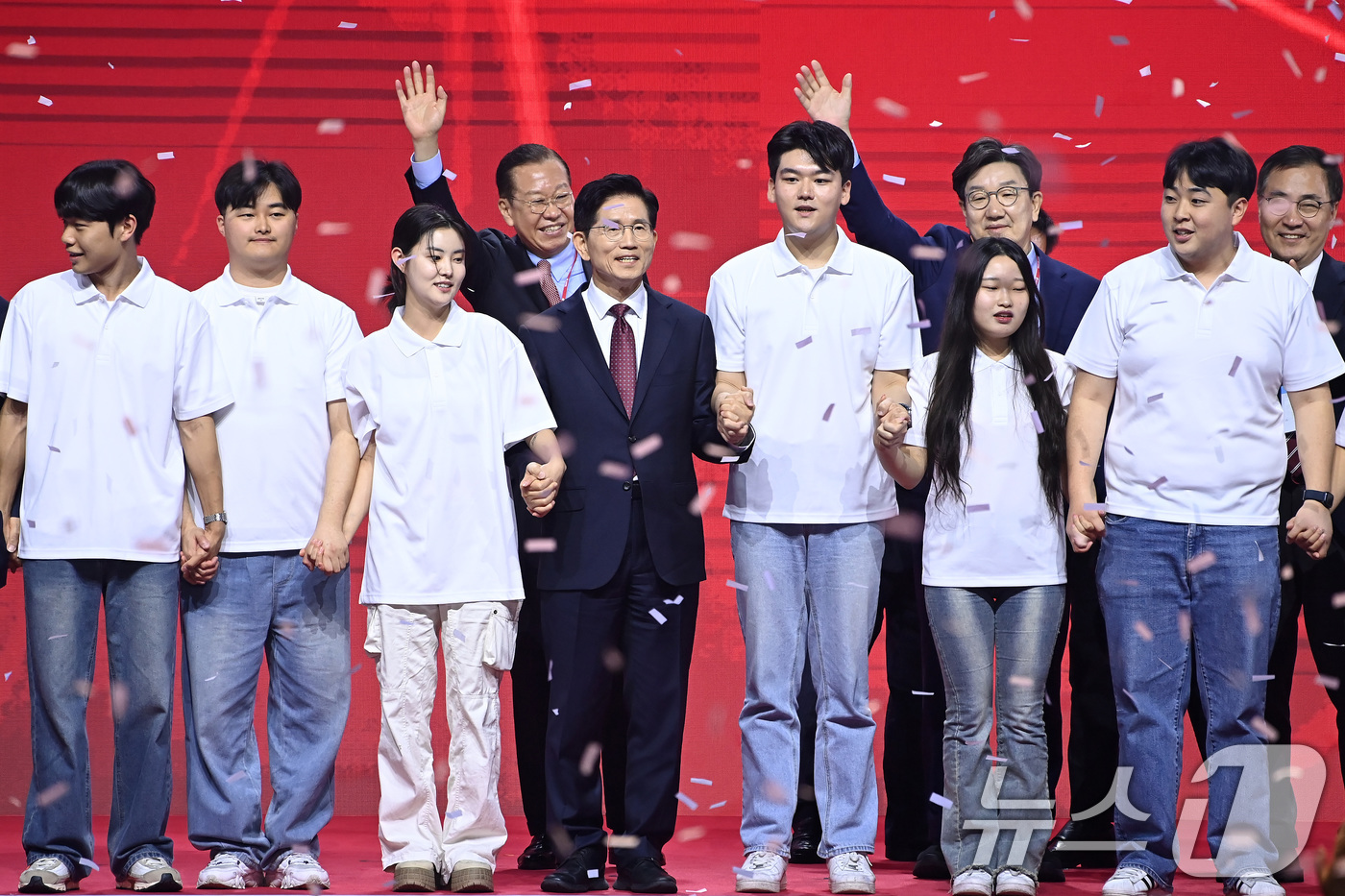 (고양=뉴스1) 이광호 기자 = 김문수 국민의힘 대통령 후보가 3일 오후 경기 고양시 킨텍스에서 열린 5차 전당대회에서 최종 후보로 확정된 뒤 기념 촬영하고 있다. (공동취재) 2 …