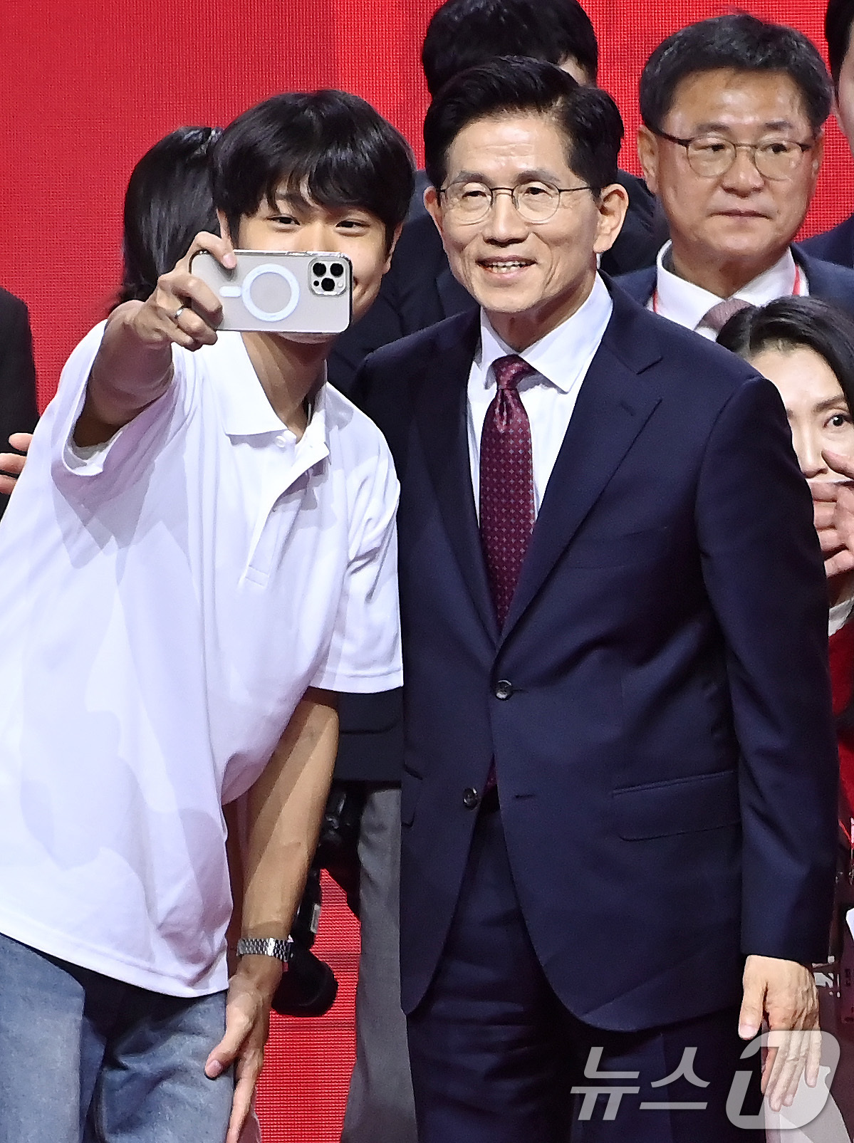 (고양=뉴스1) 이광호 기자 = 김문수 국민의힘 대통령 후보가 3일 오후 경기 고양시 킨텍스에서 열린 5차 전당대회에서 최종 후보로 확정된 뒤 기념 촬영하고 있다. (공동취재) 2 …