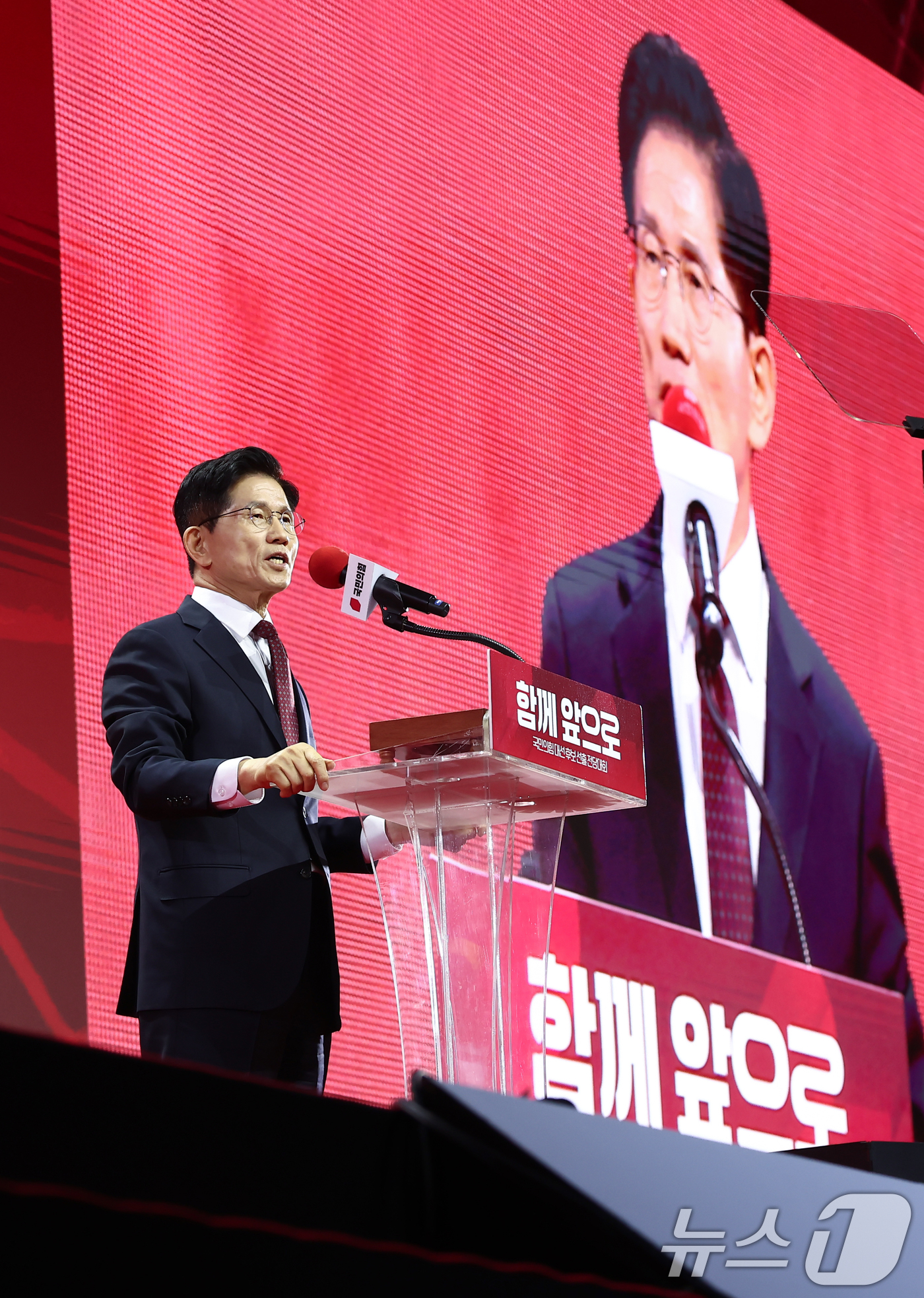 (고양=뉴스1) 김민지 기자 = 김문수 국민의힘 대통령 후보가 3일 경기 고양시 킨텍스에서 열린 5차 전당대회에서 최종 후보로 확정된 뒤 수락연설을 하고 있다. 2025.5.3/뉴 …