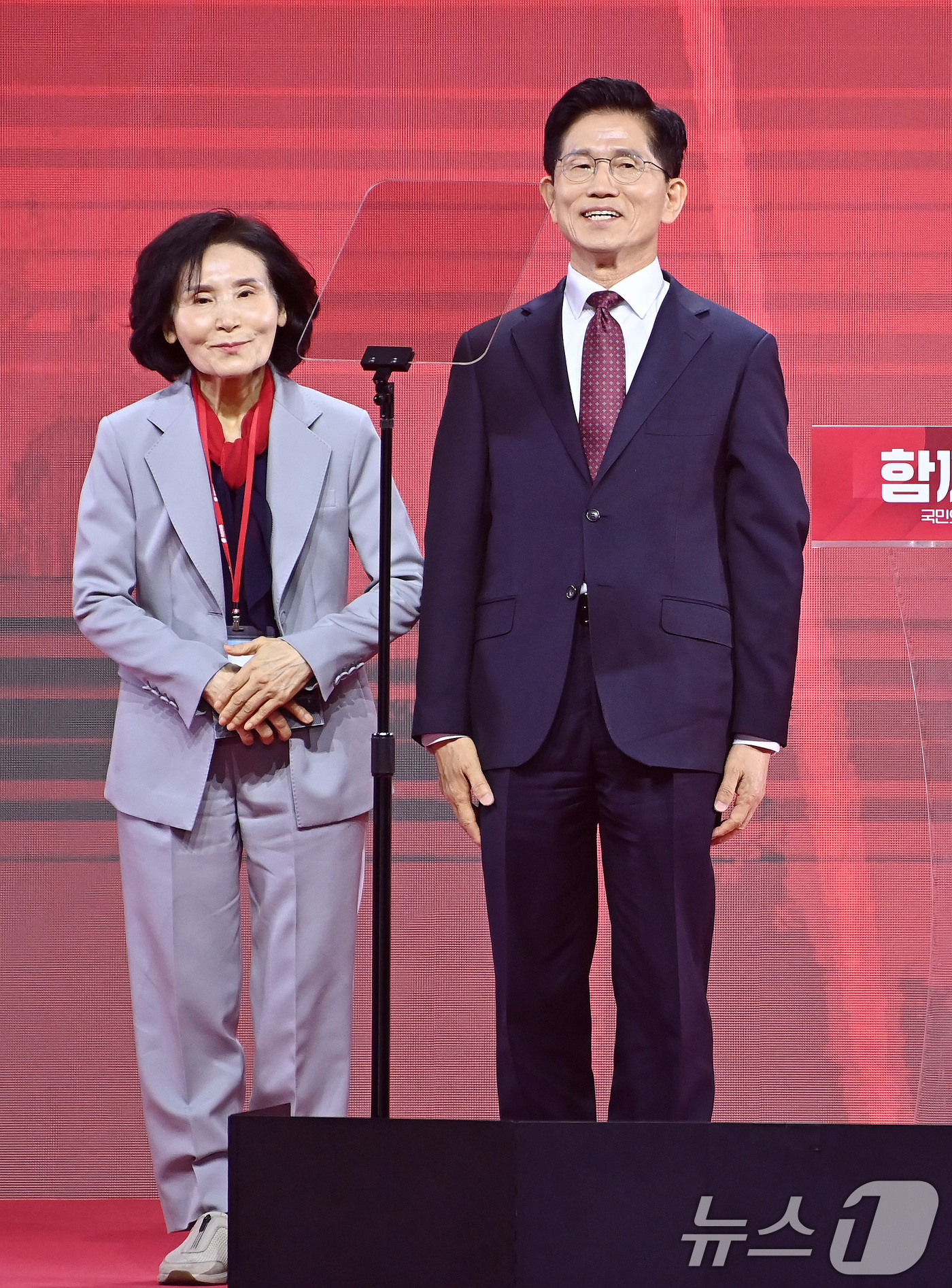 (고양=뉴스1) 이광호 기자 = 김문수 국민의힘 대통령 후보가 3일 오후 경기 고양시 킨텍스에서 열린 5차 전당대회에서 최종 후보로 확정된 뒤 부인 설난영 여사를 소개하고 있다. …