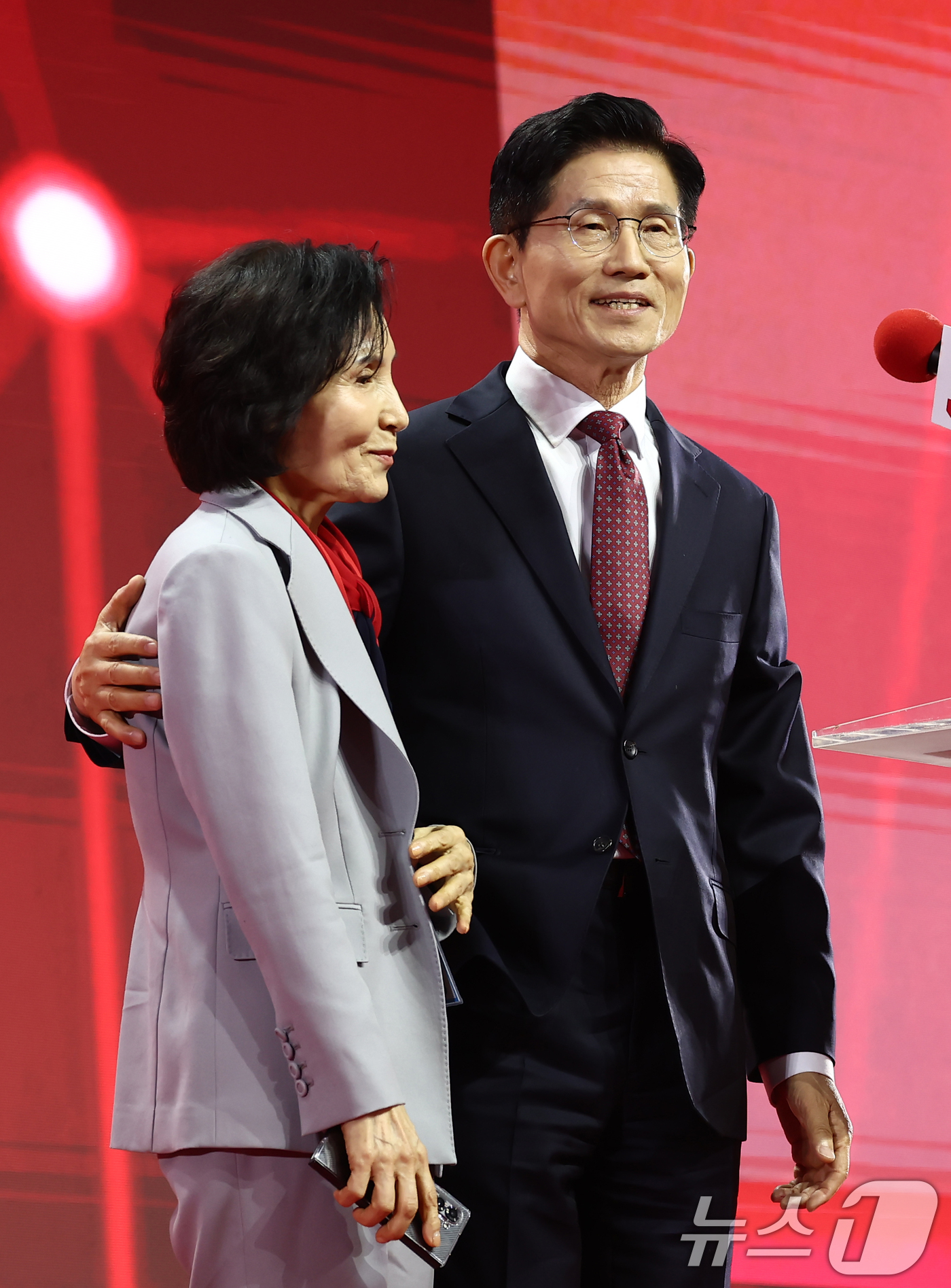 (고양=뉴스1) 김민지 기자 = 김문수 국민의힘 대통령 후보가 3일 경기 고양시 킨텍스에서 열린 5차 전당대회에서 최종 후보로 확정된 뒤 아내 설난영 여사를 소개하고 있다. 202 …