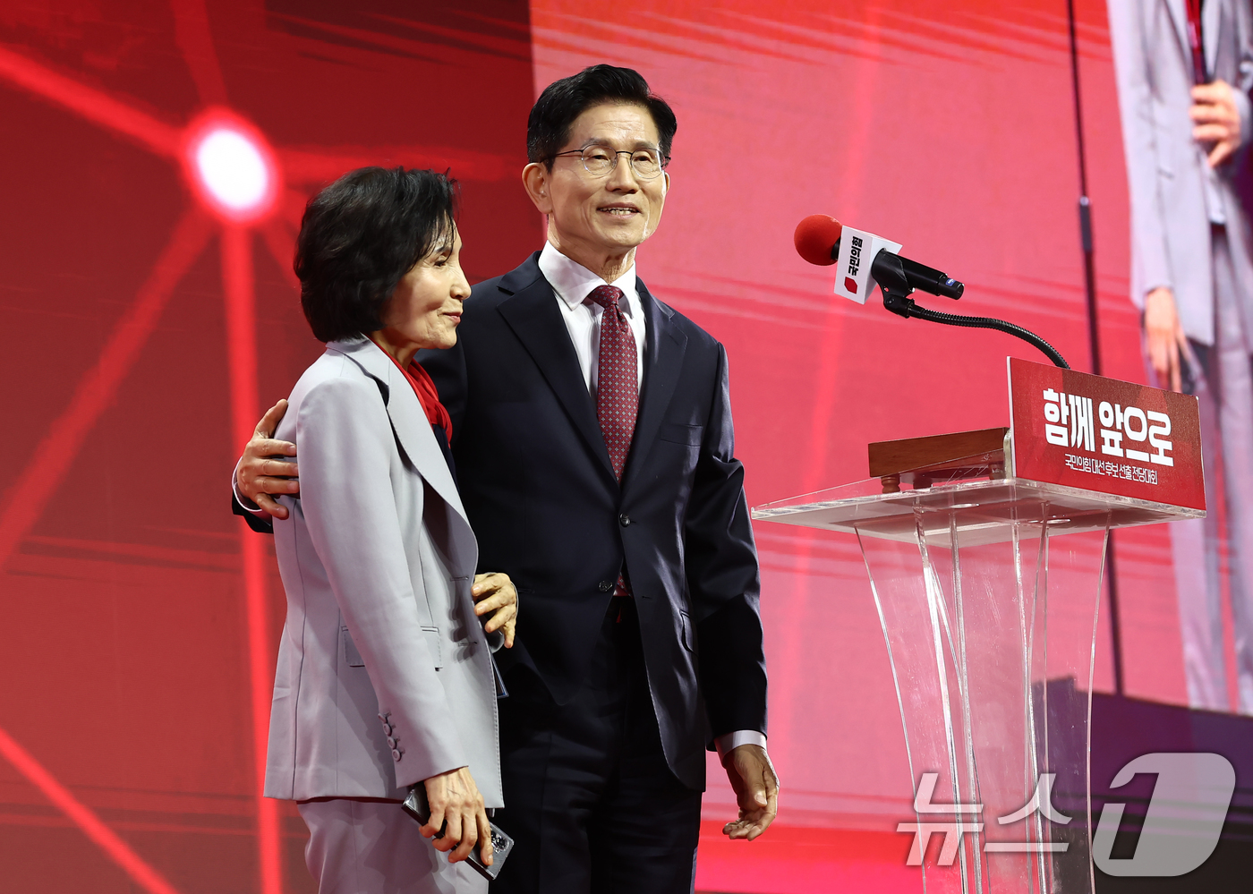 (고양=뉴스1) 김민지 기자 = 김문수 국민의힘 대통령 후보가 3일 경기 고양시 킨텍스에서 열린 5차 전당대회에서 최종 후보로 확정된 뒤 아내 설난영 여사를 소개하고 있다. 202 …