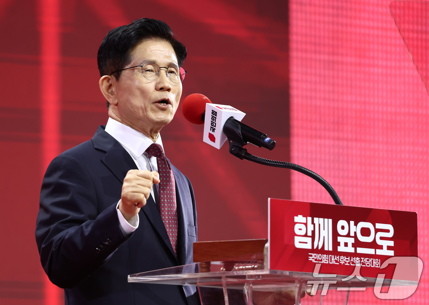 (고양=뉴스1) 김민지 기자 = 김문수 국민의힘 대통령 후보가 3일 경기 고양시 킨텍스에서 열린 5차 전당대회에서 최종 후보로 확정된 뒤 수락연설을 하고 있다. 2025.5.3/뉴 …