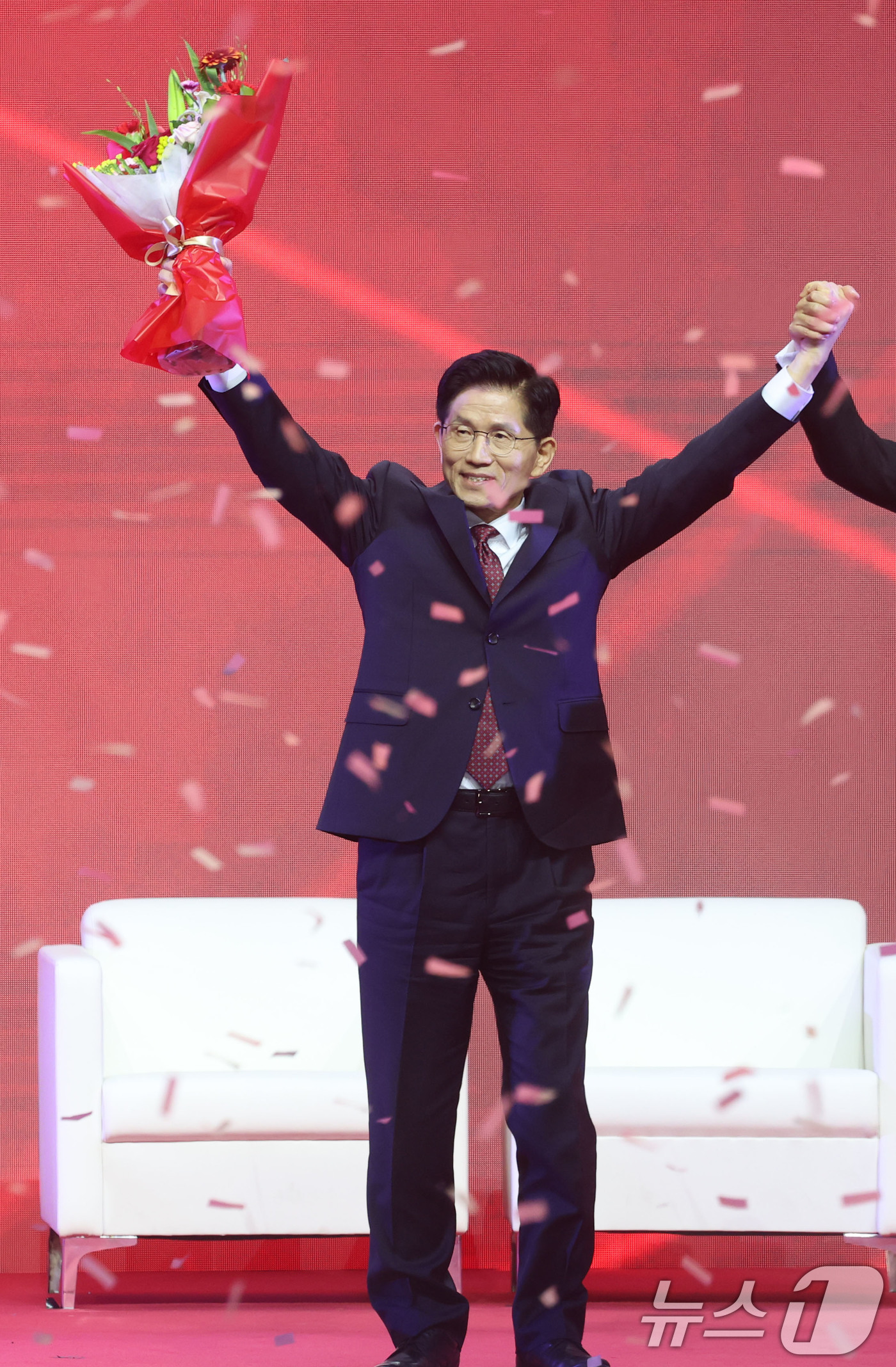 (고양=뉴스1) 이광호 기자 = 제21대 대통령선거 국민의힘 후보자로 선출된 김문수 후보가 3일 경기 고양시 킨텍스에서 열린 5차 전당대회에서 꽃다발을 들고 인사하고 있다. 202 …