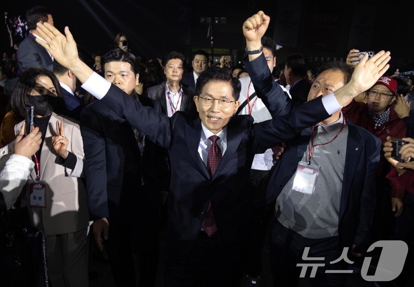 (고양=뉴스1) 김민지 기자 = 김문수 국민의힘 대선 경선 후보가 3일 오후 경기 고양시 킨텍스에서 21대 대통령선거 후보자 선출을 위해 열린 제5차 전당대회에 입장하고 있다. ( …