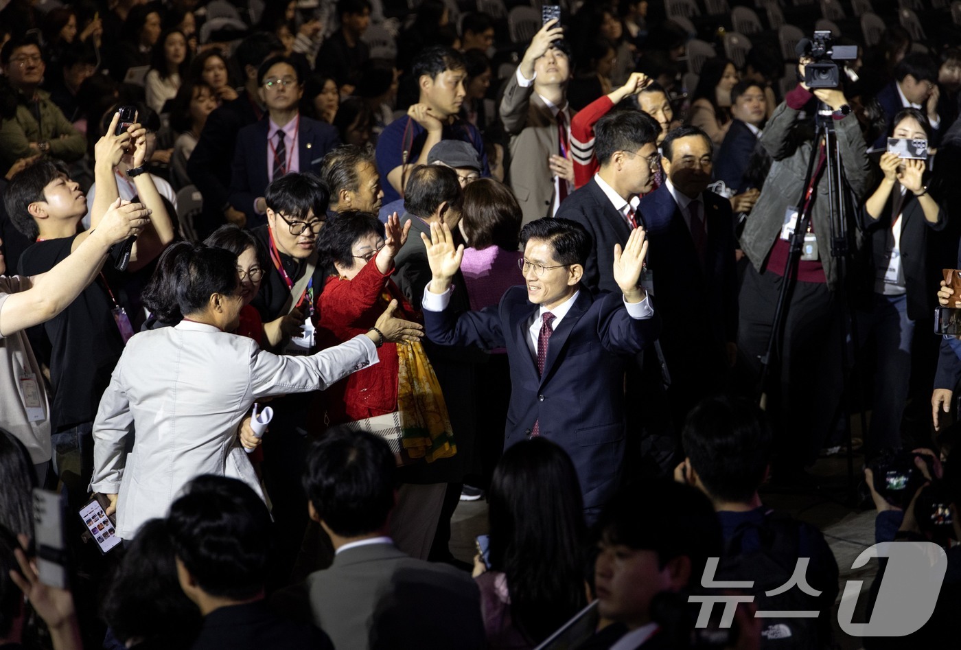 (고양=뉴스1) 김민지 기자 = 김문수 국민의힘 대선 경선 후보가 3일 오후 경기 고양시 킨텍스에서 21대 대통령선거 후보자 선출을 위해 열린 제5차 전당대회에 입장하고 있다. ( …