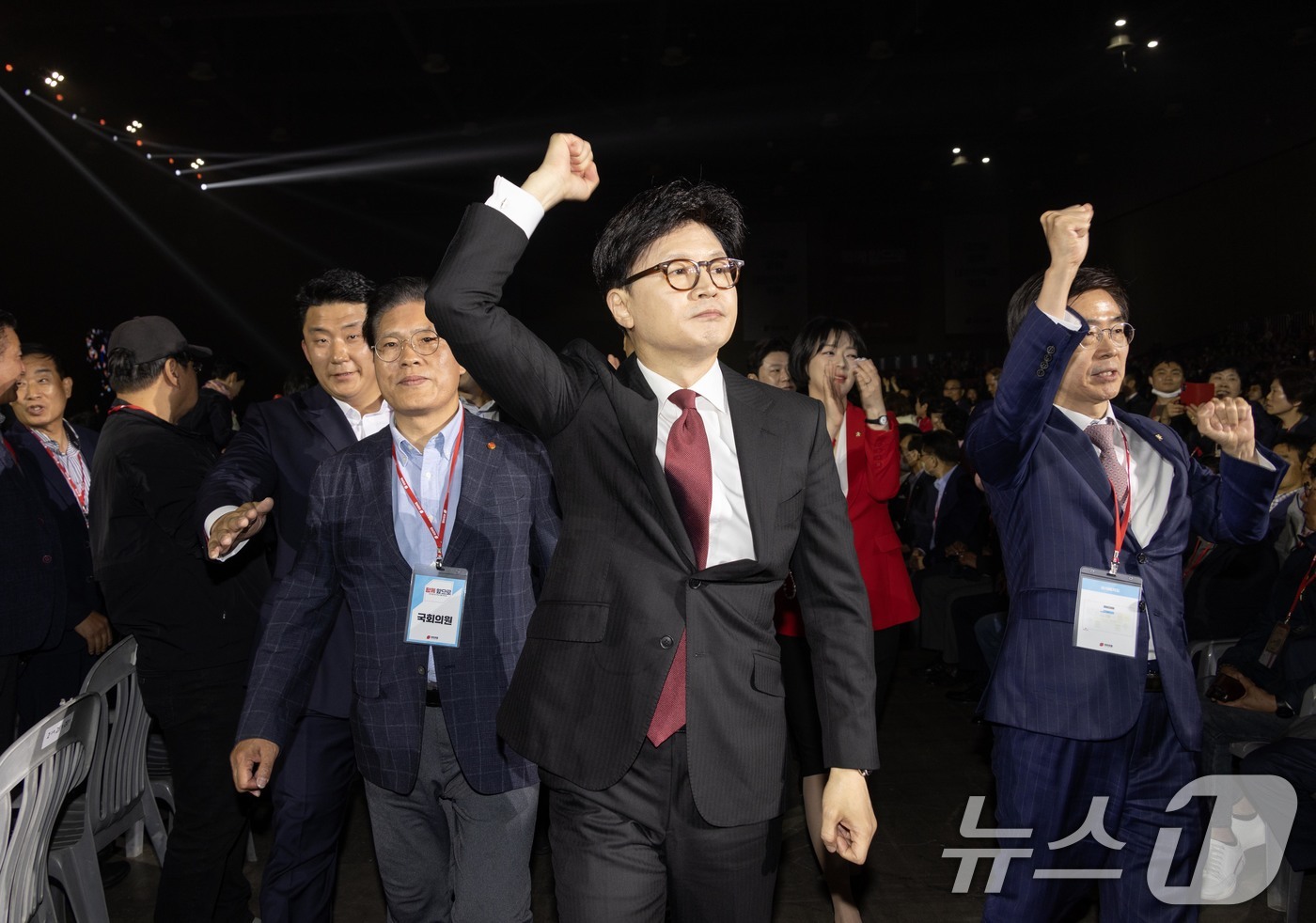 (고양=뉴스1) 김민지 기자 = 한동훈 국민의힘 대선 경선 후보가 3일 오후 경기 고양시 킨텍스에서 21대 대통령선거 후보자 선출을 위해 열린 제5차 전당대회에 입장하고 있다. ( …