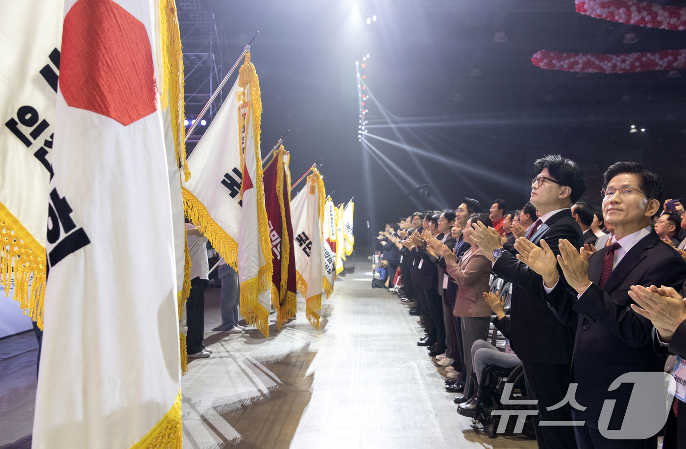 (고양=뉴스1) 김민지 기자 = 김문수, 한동훈 국민의힘 대선 경선 후보가 3일 오후 경기 고양시 킨텍스에서 21대 대통령선거 후보자 선출을 위해 열린 제5차 전당대회에서 당기를 …