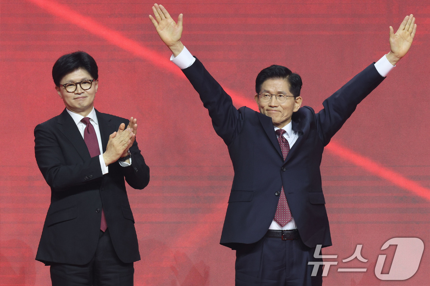 (고양=뉴스1) 이광호 기자 = 제21대 대통령선거 국민의힘 후보자로 선출된 김문수 후보가 3일 경기 고양시 킨텍스에서 열린 5차 전당대회에서 두 팔을 들어 인사하고 있다. 202 …