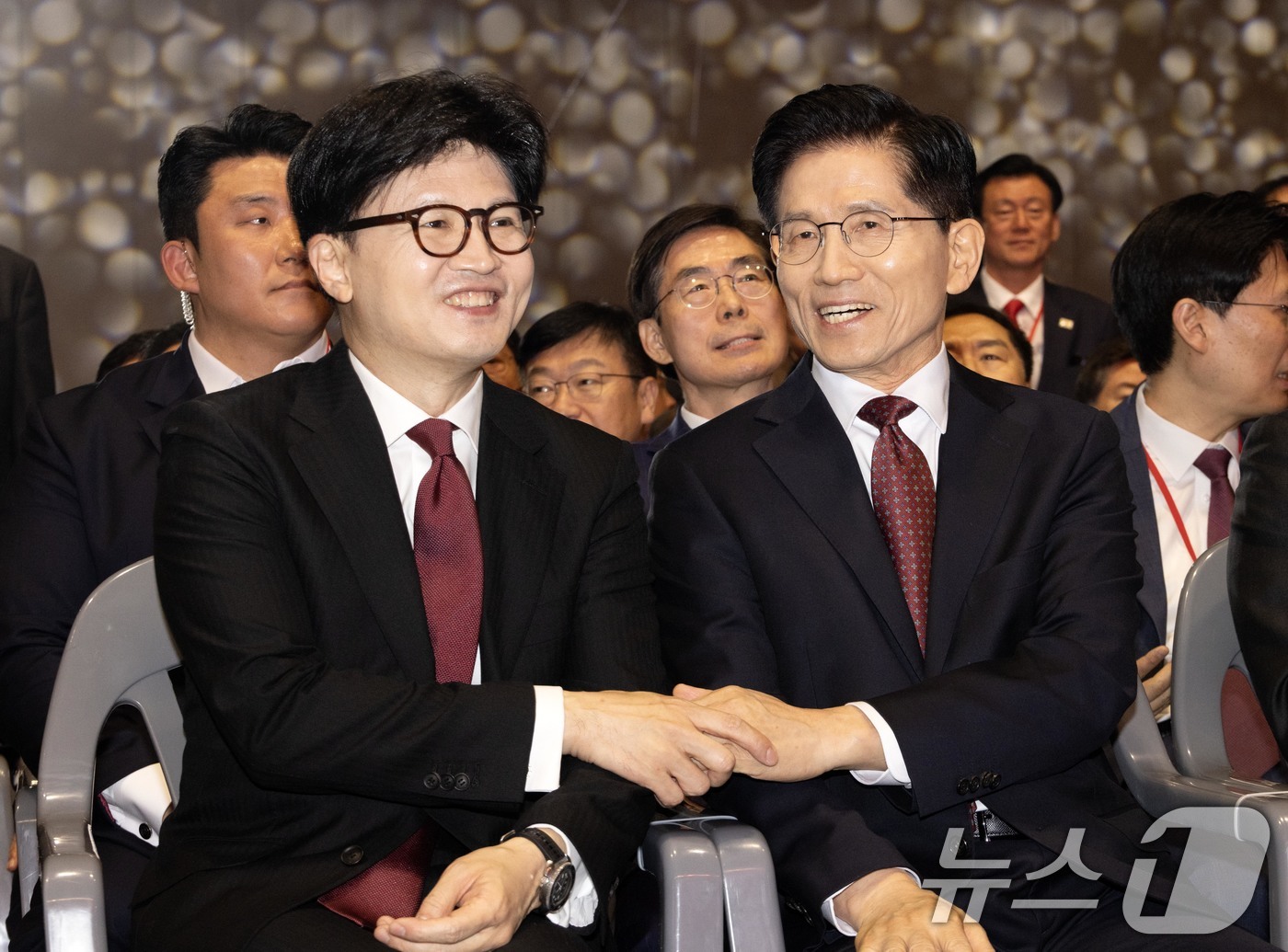 (고양=뉴스1) 김민지 기자 = 김문수(오른쪽), 한동훈 국민의힘 대선 경선 후보가 3일 오후 경기 고양시 킨텍스에서 열린 제5차 전당대회에 참석해 악수하고 있다. (공동취재) 2 …