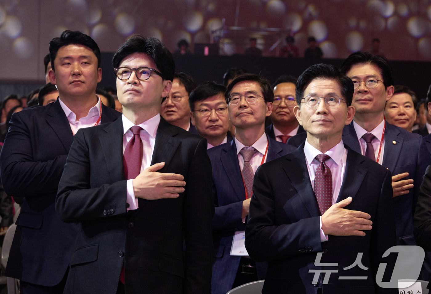(고양=뉴스1) 김민지 기자 = 김문수(오른쪽), 한동훈 국민의힘 대선 경선 후보가 3일 오후 경기 고양시 킨텍스에서 열린 제5차 전당대회에 참석해 국민의례를 하고 있다. (공동취 …