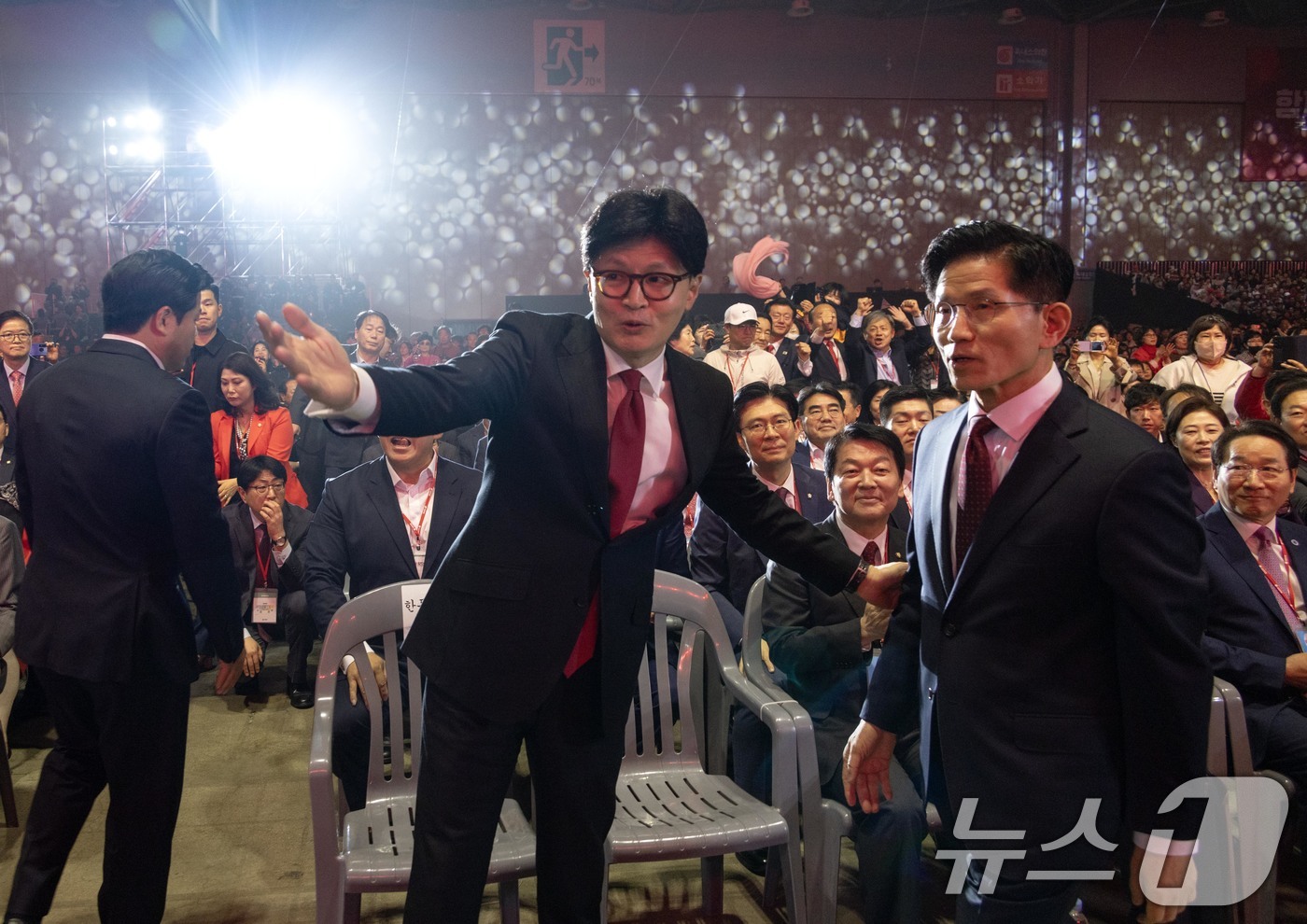 (고양=뉴스1) 김민지 기자 = 김문수(오른쪽), 한동훈 국민의힘 대선 경선 후보가 3일 오후 경기 고양시 킨텍스에서 열린 제5차 전당대회에 참석해 단상으로 향하고 있다. (공동취 …