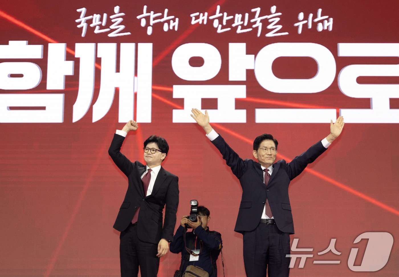(고양=뉴스1) 김민지 기자 = 김문수(오른쪽), 한동훈 국민의힘 대선 경선 후보가 3일 오후 경기 고양시 킨텍스에서 열린 제5차 전당대회에 참석해 인사하고 있다. (공동취재) 2 …