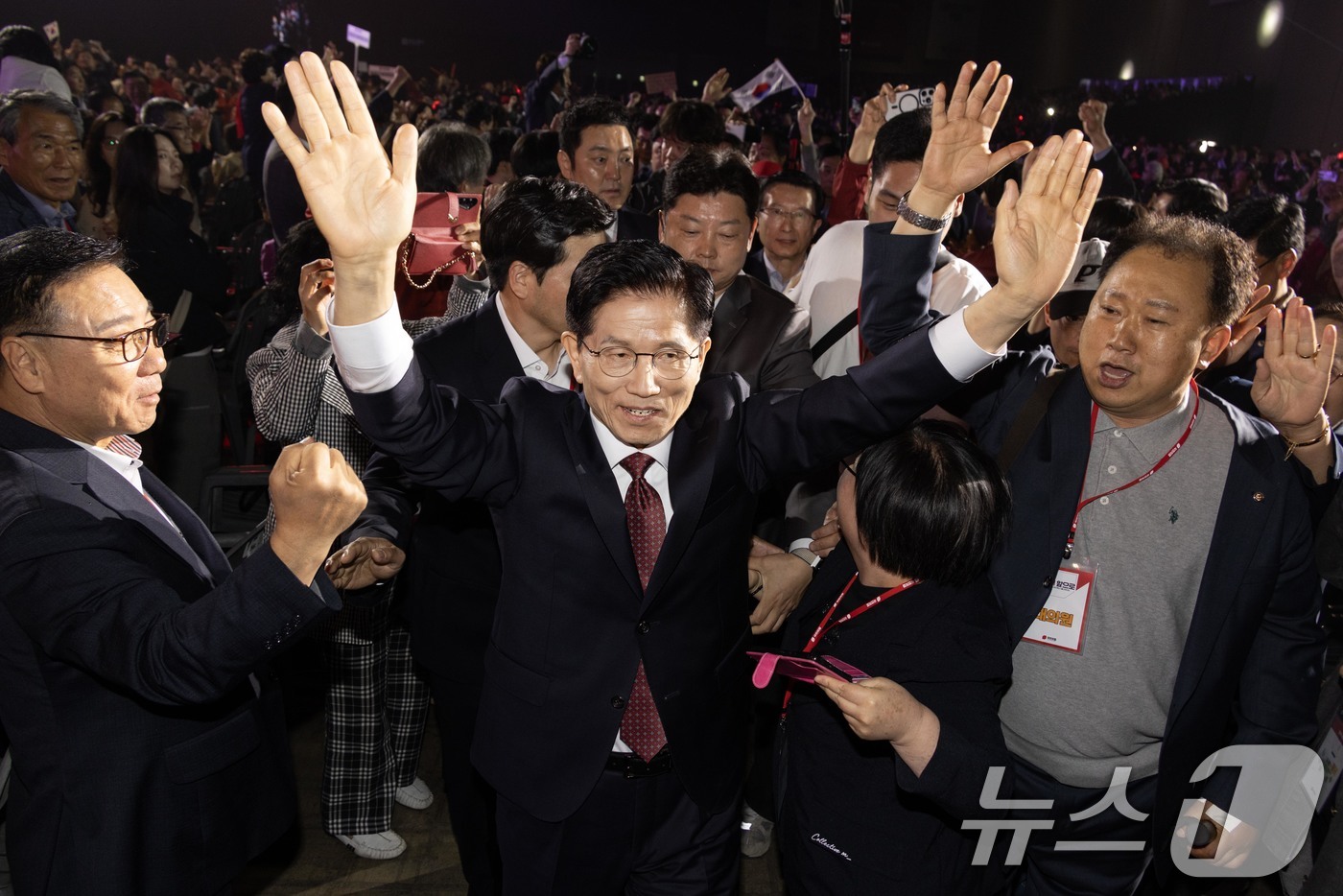 (고양=뉴스1) 김민지 기자 = 김문수 국민의힘 대선 경선 후보가 3일 오후 경기 고양시 킨텍스에서 열린 제5차 전당대회에 입장하고 있다. (공동취재) 2025.5.3/뉴스1